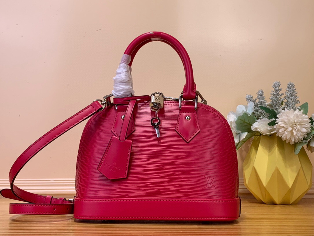 NO:551933,Top original item [Alma shell BB handbag] M24597 40301 rose red water ripple. This Alma BB handbag traces its origins to the Art Deco style of 1934. It is made of dark-dyed Ei St textured cow leather to create a unique configuration. The dazzling padlock, hand-stitched Toron handle and key bag are classic elements, and the detachable and adjustable shoulder strap is convenient for cross-body wear. Size 23.5 x 17.5 x  11.5cm 6817075,,cowhide19860909顶级原单【Alma 贝壳 BB 手袋】M24597 40301 玫红 水波纹 本款 Alma BB 手袋溯源 1934 年的装饰艺术格调,以深染 Ei St纹理牛皮革塑造别致构型.耀目挂锁、手缝 Toron 手柄和钥匙包点睛经典元素,可拆卸并调节的肩带方便斜挎 尺寸 23.5 x 17.5 x 11.5厘米 6817075,,cowhide,Bag