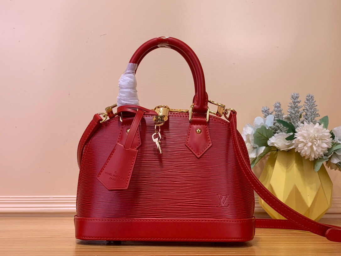 NO:551930,Top original order [Alma shell BB handbag] M24597 40301 red water ripple. This Alma BB handbag traces its origins to the Art Deco style of 1934. It is made of dark-dyed Ei St textured cow leather to create a unique configuration. The dazzling padlock, hand-stitched Toron handle and key bag are classic elements, and the detachable and adjustable shoulder strap is convenient for cross-body wear. Size 23.5 x 17.5 x  11.5cm 6817075,,cowhide19860909顶级原单【Alma 贝壳 BB 手袋】M24597 40301 红色 水波纹 本款 Alma BB 手袋溯源 1934 年的装饰艺术格调,以深染 Ei St纹理牛皮革塑造别致构型.耀目挂锁、手缝 Toron 手柄和钥匙包点睛经典元素,可拆卸并调节的肩带方便斜挎 尺寸 23.5 x 17.5 x 11.5厘米 6817075,,cowhide,Bag