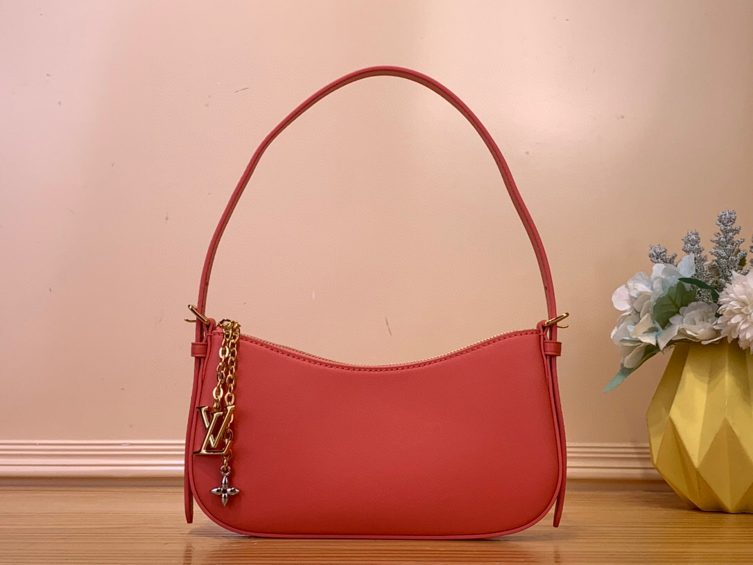 NO:551956,Top Original Order [ochette LV Bloom Handbag] M25784 Apricot m25525 Black Introducing the ochette LV Bloom Ys, a day-to-night design that can complement any look. It is made from calfskin in a timeless color palette and features contrasting gold and silver hardware for a contemporary feel. Note the LV Bloom signature charm, which is embellished with a zipper pull and adds a touch of jewelry-inspired detail. The clasp can be adjusted to find the perfect drop for the shoulder.  Dimensions 23 x 10 x 4 cm 5816065,,louis vuitton,cowhide19860909顶级原单【ochette LV Bloom 手袋】M25784 杏色 m25525 黑色 介绍ochette LV Bloom Ys一种日夜设计,可以补充任何外观.它由小牛皮制成,采用永恒的配色,并采用对比鲜明的金色和银色五金件,打造出现代感.注意LV Bloom标志性吊饰,它装饰着拉链拉手,增加了一丝珠宝灵感的细节.扣子可以调整,以找到肩背的完美下降. 尺寸23 x 10 x 4厘米 5816065,,louis vuitton,cowhide,Bag