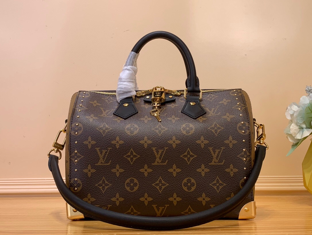 NO:551942,Top original order [SEEDY TRUNK 25 Handbag] M12243 26181 Presbyopia/Yellow Flower (Rivet) This new Seedy 25 pays homage to the brand’s genes through brand archival elements such as Monogram Jh classic patterns and suitcase-inspired details. It is made of canvas material with cow leather trim and embellished with metal parts, showing exquisite craftsmanship. The elegant yet modern design can be carried in the hand or on the shoulder, suitable for a variety of occasions.  Dimensions 27x20x 15cm 5816065,,cowhide19860909顶级原单【SEEDY TRUNK 25手袋】M12243 26181 老花/拼黄花（铆钉） 本款Seedy 25新作,通过Monogram Jh经典花纹与旅行箱灵感细节等品牌档案元素,致敬品牌基因.采用帆布材质搭配牛皮革饰边,点缀金属件,尽显精致工艺.优雅而不失现代感的设计,既可手提亦可单肩斜挎,适配多种场合. 尺寸27x20x 15厘米5816065,,cowhide,Bag