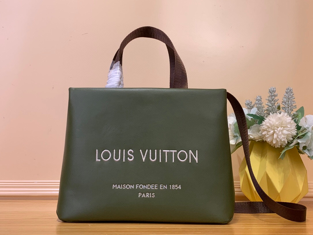 NO:552203,Top original order [MINI SHOER TOTE handbag] m15239 pink m15238 green harrell Williams Hr once again upgraded the iconic design, using cow leather to interpret the Mini Shoer Tote handbag, taking into account the appropriate capacity and fashionable style. The embroidered logo and elegant lining create exquisite details. Size 26 x 10 x 20 cm 5617075 (height x width x length),,cowhide19860909顶级原单【MINI SHOER TOTE 手袋】 m15239 粉色 m15238 绿色 harrell Williams Hr本次再度升级标志性设计,以牛皮革演绎 Mini Shoer Tote 手袋,兼顾恰宜容量与时尚格调.刺绣标识和雅致内衬共筑考究细节. 尺寸26 x 10 x 20 厘米 5617075 (高 x 宽 x 长度),,cowhide,Bag