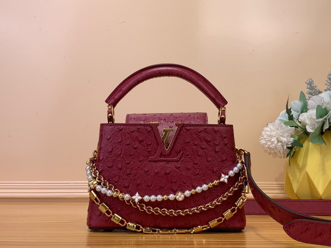 NO:551884,Top original order [CAUCINES mini handbag] m11908 Burgundy/Cow leather pressed ostrich pattern (pearl chain) This Caucines jw mini handbag joins the Trilogy series with classic Taurillon cow leather, giving the elegant chain a shell texture, which can brighten up the evening look. The inner compartment includes a card patch pocket, suitable for cross-body or hand carry. Dimensions 21x 13.6 x 8 cm  130121450,,cowhide19860909顶级原单【CAUCINES 迷你手袋】 m11908 酒红色/牛皮压鸵鸟纹（珍珠链条） 本款 Caucines jw迷你手袋携经典 Taurillon 牛皮革加入 Trilogy 系列,令雅致链条呈现贝壳质感,可为晚装造型点亮瞩目一隅.内隔层囊括卡片贴袋,斜挎或手提皆宜. 尺寸 21x 13.6 x 8 厘米 130121450,,cowhide,Bag