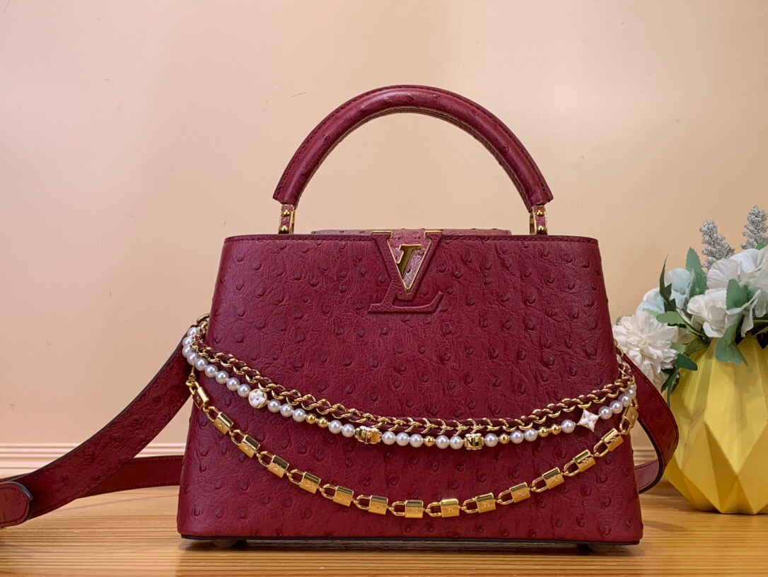 NO:551881,Top original order [CAUCINES bb handbag] m11908 burgundy / cowhide pressed ostrich pattern (pearl chain) This Caucines bb handbag brings classic Taurillon jw cow leather to join the Trilogy series, giving the elegant chain a shell texture, which can brighten the evening look. The inner compartment includes a card patch pocket, suitable for cross-body or hand carry. Size 17.3 x 9 x 27  cm.145121550,,cowhide19860909顶级原单【CAUCINES bb手袋】 m11908 酒红色 /牛皮压鸵鸟纹（珍珠链条） 本款 Caucines bb手袋携经典 Taurillon jw牛皮革加入 Trilogy 系列,令雅致链条呈现贝壳质感,可为晚装造型点亮瞩目一隅.内隔层囊括卡片贴袋,斜挎或手提皆宜. 尺寸17.3 x 9 x 27 厘米.145121550,,cowhide,Bag