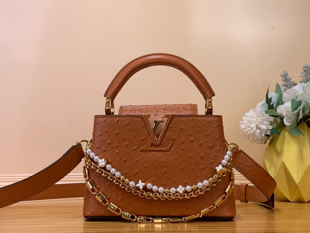 NO:551890,Top original item [CAUCINES mini handbag] m11908 brown/cow leather pressed ostrich pattern (pearl chain) This Caucines mini handbag joins the Trilogy series with classic Taurillon jw cow leather, giving the elegant chain a shell texture, which can brighten up the evening look. The inner compartment includes a card patch pocket, suitable for cross-body or hand carry. Dimensions 21x 13.6 x 8 cm  130121450,,cowhide19860909顶级原单【CAUCINES 迷你手袋】 m11908 棕色/牛皮压鸵鸟纹（珍珠链条） 本款 Caucines 迷你手袋携经典 Taurillon jw牛皮革加入 Trilogy 系列,令雅致链条呈现贝壳质感,可为晚装造型点亮瞩目一隅.内隔层囊括卡片贴袋,斜挎或手提皆宜. 尺寸 21x 13.6 x 8 厘米 130121450,,cowhide,Bag