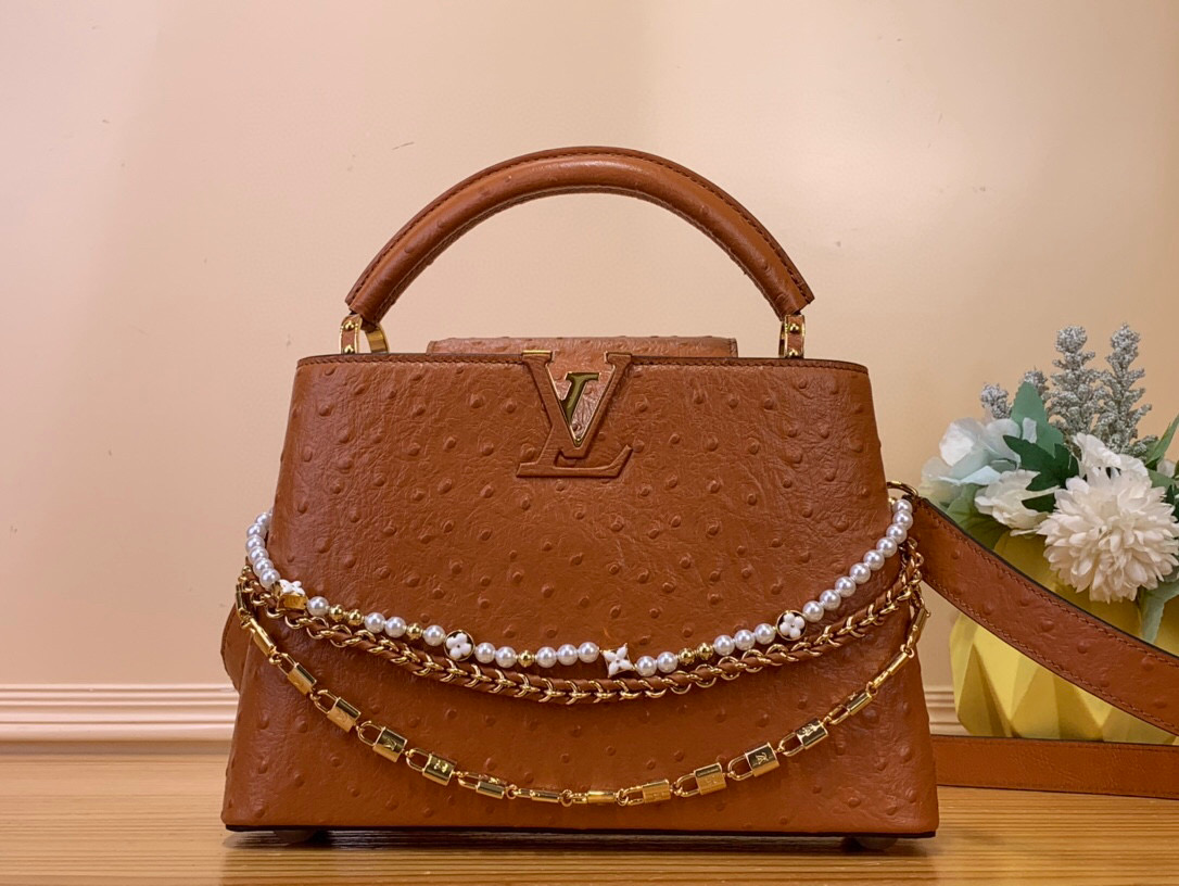 NO:551887,Top original order [CAUCINES bb handbag] m11908 brown/cow leather pressed ostrich pattern (pearl chain) This Caucines bb handbag joins the Trilogy series with classic Taurillon jw cow leather, giving the elegant chain a shell texture, which can brighten the evening look. The inner compartment includes a card patch pocket, suitable for cross-body or hand carry. Dimensions 17.3 x 9 x 27 cm  145121550,,cowhide19860909顶级原单【CAUCINES bb手袋】 m11908 棕色/牛皮压鸵鸟纹（珍珠链条） 本款 Caucines bb手袋携经典 Taurillon jw牛皮革加入 Trilogy 系列,令雅致链条呈现贝壳质感,可为晚装造型点亮瞩目一隅.内隔层囊括卡片贴袋,斜挎或手提皆宜. 尺寸17.3 x 9 x 27 厘米 145121550,,cowhide,Bag