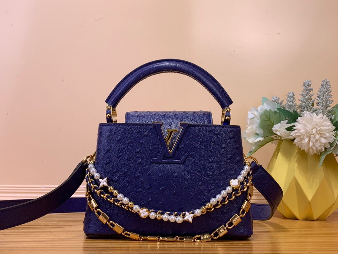 NO:551896,Top original order [CAUCINES mini handbag] m11908 dark blue/cow leather pressed ostrich pattern (pearl chain) This Caucines jw mini handbag joins the Trilogy series with classic Taurillon cow leather, giving the elegant chain a shell texture, which can brighten up the evening look. The inner compartment includes a card patch pocket, suitable for cross-body or hand carry. Dimensions 21x 13.6 x 8 cm  130121450,,cowhide19860909顶级原单【CAUCINES 迷你手袋】 m11908 深蓝色/牛皮压鸵鸟纹（珍珠链条） 本款 Caucines jw迷你手袋携经典 Taurillon 牛皮革加入 Trilogy 系列,令雅致链条呈现贝壳质感,可为晚装造型点亮瞩目一隅.内隔层囊括卡片贴袋,斜挎或手提皆宜. 尺寸 21x 13.6 x 8 厘米 130121450,,cowhide,Bag
