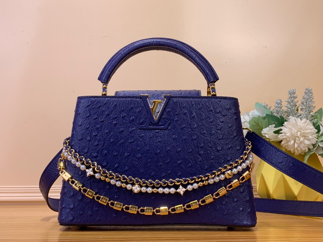 NO:551893,Top original order [CAUCINES bb handbag] m11908 dark blue/cow leather pressed ostrich pattern (pearl chain) This Caucines bb handbag adds classic Taurillon jw cow leather to the Trilogy series, giving the elegant chain a shell texture, which can brighten up the evening look. The inner compartment includes a card patch pocket, suitable for cross-body or hand carry. Size 17.3 x 9 x 27  cm.145121550,,cowhide19860909顶级原单【CAUCINES bb手袋】 m11908 深蓝色/牛皮压鸵鸟纹（珍珠链条） 本款 Caucines bb手袋携经典 Taurillon jw牛皮革加入 Trilogy 系列,令雅致链条呈现贝壳质感,可为晚装造型点亮瞩目一隅.内隔层囊括卡片贴袋,斜挎或手提皆宜. 尺寸17.3 x 9 x 27 厘米.145121550,,cowhide,Bag