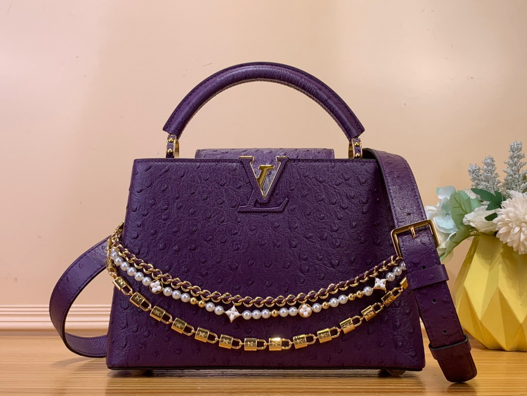 NO:551899,Top original order [CAUCINES bb handbag] m11908 Purple/Cow leather pressed ostrich pattern (pearl chain) This Caucines bb handbag brings the classic Taurillon jw cow leather to join the Trilogy series, giving the elegant chain a shell texture, which can brighten the evening look. The inner compartment includes a card patch pocket, suitable for cross-body or hand carry. Size 17.3 x 9 x 27  cm.145121550,,cowhide19860909顶级原单【CAUCINES bb手袋】 m11908 紫色/牛皮压鸵鸟纹（珍珠链条） 本款 Caucines bb手袋携经典 Taurillon jw牛皮革加入 Trilogy 系列,令雅致链条呈现贝壳质感,可为晚装造型点亮瞩目一隅.内隔层囊括卡片贴袋,斜挎或手提皆宜. 尺寸17.3 x 9 x 27 厘米.145121550,,cowhide,Bag