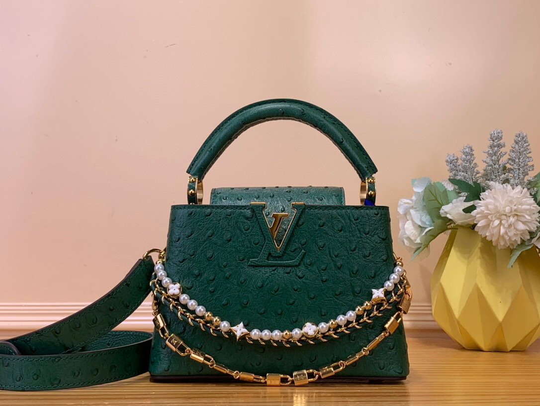 NO:551908,Top original order [CAUCINES mini handbag] m11908 green/cow leather pressed ostrich pattern (pearl chain) This Caucines jw mini handbag joins the Trilogy series with classic Taurillon cow leather, giving the elegant chain a shell texture, which can brighten the evening look. The inner compartment includes a card patch pocket, suitable for cross-body or hand carry. Dimensions 21x 13.6 x 8 cm  130121450,,cowhide19860909顶级原单【CAUCINES 迷你手袋】 m11908 绿色/牛皮压鸵鸟纹（珍珠链条） 本款 Caucines jw迷你手袋携经典 Taurillon 牛皮革加入 Trilogy 系列,令雅致链条呈现贝壳质感,可为晚装造型点亮瞩目一隅.内隔层囊括卡片贴袋,斜挎或手提皆宜. 尺寸 21x 13.6 x 8 厘米 130121450,,cowhide,Bag