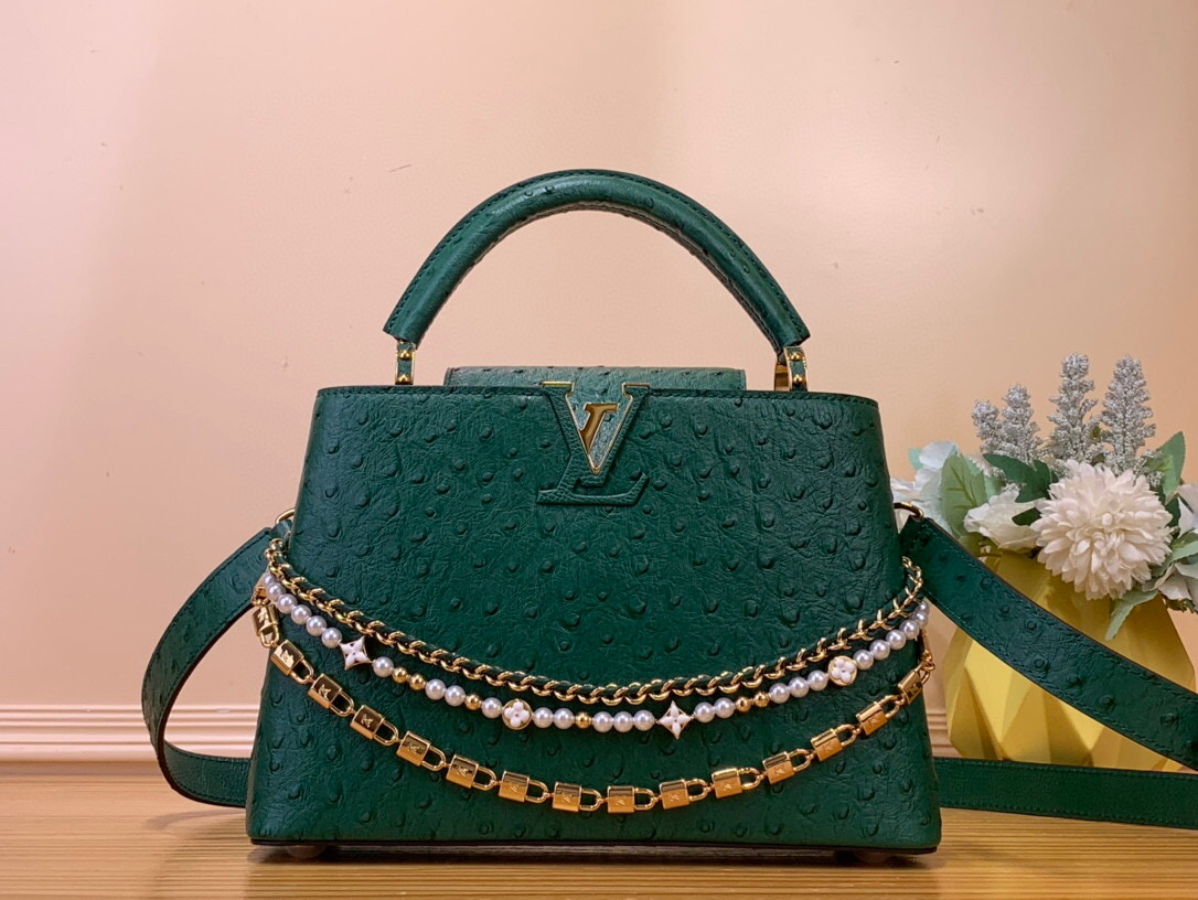 NO:551905,Top original order [CAUCINES bb handbag] m11908 green/cow leather pressed ostrich pattern (pearl chain) This Caucines bb handbag adds classic Taurillon jw cow leather to the Trilogy series, giving the elegant chain a shell texture, which can brighten the evening look. The inner compartment includes a card patch pocket, suitable for cross-body or hand carry. Size 17.3 x 9 x 27  cm.145121550,,cowhide19860909顶级原单【CAUCINES bb手袋】 m11908 绿色/牛皮压鸵鸟纹（珍珠链条） 本款 Caucines bb手袋携经典 Taurillon jw牛皮革加入 Trilogy 系列,令雅致链条呈现贝壳质感,可为晚装造型点亮瞩目一隅.内隔层囊括卡片贴袋,斜挎或手提皆宜. 尺寸17.3 x 9 x 27 厘米.145121550,,cowhide,Bag