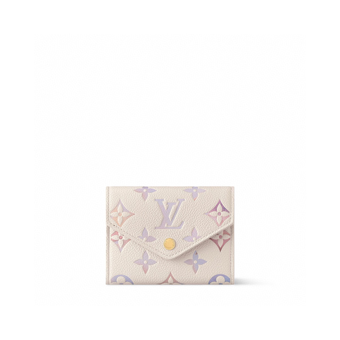 NO:551994,[Victorine Wallet] m25649 White / Gradient The 'Victorine Wallet' is finished in a timeless dreamy beige and is elegant and active beyond the seasons. It uses Monogram Amlant leather, which symbolizes the Maison, and updates the item that praises the Savoafe (craftsmanship) of the Maison with bright gold hardware. In addition to multiple pockets that can store coins and banknotes, the interior is equipped with 6 card slots. Size 12 x 9.5 x  2.5 cm 2713035 (width x height x sides),,wallets19860909【Victorine 钱夹】 m25649 白色/ 渐变 以永恒的梦幻米色完成的,超越季节活跃的优雅“维克托里娜钱包”.使用了象征Maison的MonogramAmlant皮革,用明亮的金色金具更新了赞美Maison的Savoafe（匠人技艺）的单品.内部装修除了可以收纳硬币和纸币的多个口袋外,还配备了6个卡槽. 尺寸12 x 9.5 x 2.5厘米2713035（宽x高x边）,,wallets,Bag