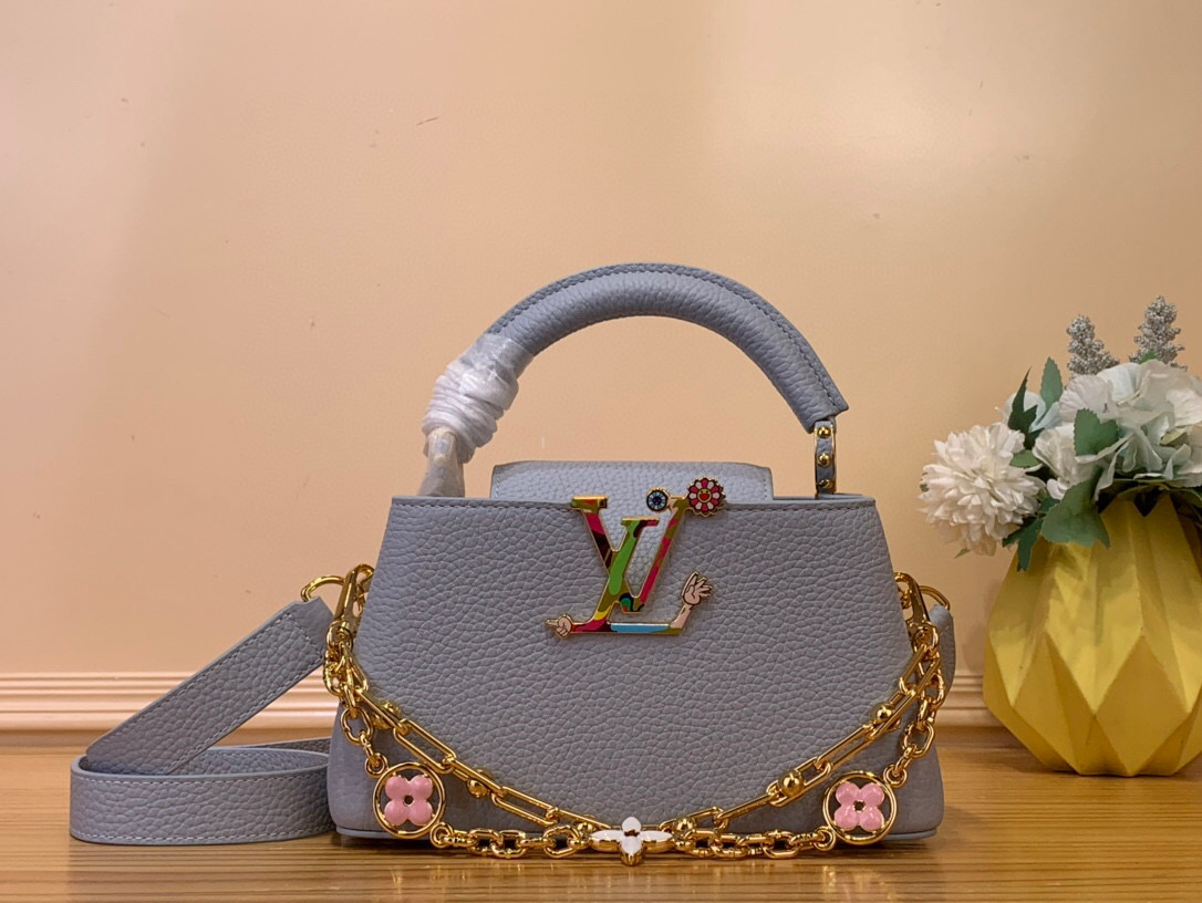 NO:551949,Top original single [LV x TM - Sac Caucines East West Mini] m13707 Blue/Takashi Murakami This Caucines East West HL mini bag is an extraordinary piece transformed by the playful code of the Louis Vuitton  Borrowed from Murakami's original rainbow color palette. The iconic LV initials on the front and the Monogram flower on the upgraded chain are reinvented in an original way in the artist's own Suerflat style. Dimensions 22x12x8 cm 120121350 (LxHxW),,louis vuitton,louis vuitton,mini bags19860909顶级原单【LV x TM - Sac Caucines East West Mini】 m13707 蓝色/ 村上隆 这款Caucines East West Hl迷你包是Louis Vuitton x Murakami系列重新发行的俏皮代码所改变的非凡作品.他穿着柔和的蓝色Taurillon皮革,这种颜色是从Takashi Murakami的原始彩虹调色板中借来的.正面标志性的LV首字母和升级链条的Monogram花以艺术家自己的Suerflat风格以原创方式重新发明. 尺寸22x12x8厘米120121350（长x高x宽）,,louis vuitton,louis vuitton,mini bags,Bag