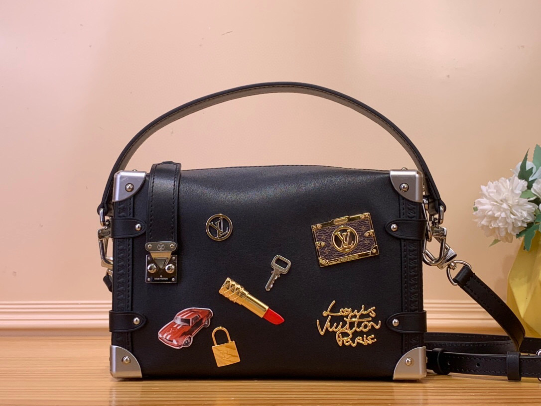 NO:551943,Top original order [SIDE TRUNK medium handbag] m25568 black Louis Vuitton artistic director Nicolas Ghesquière Cc recalls the spring and summer show design, interpreting this Side Trunk medium handbag with a personalized touch. The cow leather bag is decorated with colorful metal decoration, showing the creative charm of LV Stickers elements. Metal parts of different colors add ingenious details, suitable for crossbody, shoulder or handbag. Size 16 x  8.5 x 23.5 cm 8019095 (height x width x length),,louis vuitton,louis vuitton,cowhide19860909顶级原单【SIDE TRUNK 中号手袋】 m25568 黑色 路易威登艺术总监 Nicolas Ghesquière Cc回溯 春夏秀场设计,以个性笔触演绎此款 Side Trunk 中号手袋.牛皮革包身点缀缤纷金属装饰,呈现 LV Stickers 元素的创意魅力.不同色泽的金属件再添匠心细节,斜挎、肩背或手提皆宜. 尺寸16 x 8.5 x 23.5 厘米 8019095 (高 x 宽 x 长度),,louis vuitton,louis vuitton,cowhide,Bag