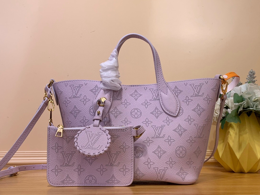 NO:551937,Top original item [BLOSSOM small handbag] m14395 purple (punched) This Blossom Ys small handbag is dipped in new season modern colors, using engraved leather to present the Monogram perforation pattern, and then uses dazzling metal parts and removable LV woven decoration to incorporate elegant touches. Dimensions 20 x 12.5 x 20 cm 8319095 (height x width x length),, louis vuitton19860909顶级原单【BLOSSOM 小号手袋】 m14395 紫色（冲孔）  本款 Blossom Ys小号手袋浸染新季摩登色调,以镂花皮革呈现 Monogram 穿孔图案,再借耀目金属件和可拆卸 LV 编织装饰融入优雅笔触. 尺寸20 x 12.5 x 20 厘米 8319095 (高 x 宽 x 长度),,louis vuitton,Bag