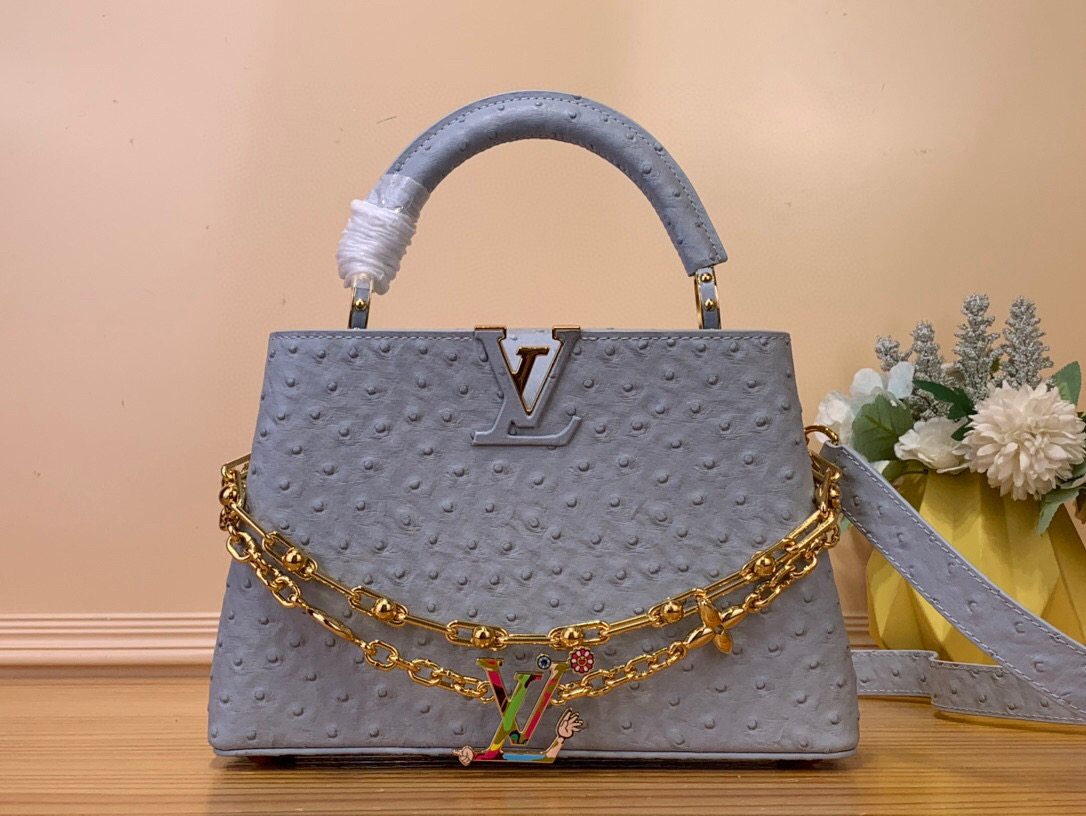 NO:551931,Top original order [CAUCINES BB handbag] m48865 blue/Takashi Murakami (cow leather pressed ostrich pattern) This Caucines BB handbag is made of flexible Taurillon Hl cow leather, with a jewelry-style double-plated chain and Monogram floral elements to highlight the identity of the Chain On You series. The flap can be placed on both sides of the inside and outside, the ample configuration and multiple inner pockets are convenient for storing daily needs, and the round LV letters add ingenious details. Size 12  x 8 x 27 cm 130121450 (height x width x length),,louis vuitton,cowhide19860909顶级原单【CAUCINES BB 手袋】 m48865 蓝色/ 村上隆（牛皮压鸵鸟纹） 本款 Caucines BB 手袋取材柔韧 Taurillon Hl牛皮革,以珠宝风格双镀链条和 Monogram 花卉元素点明 Chain On You 系列身份.翻盖可置于内外两侧,充裕构型和多重内袋方便收纳日常所需,圆润 LV 字母再添匠心细节. 尺寸12 x 8 x 27厘米 130121450 (高 x 宽 x 长度),,louis vuitton,cowhide,Bag