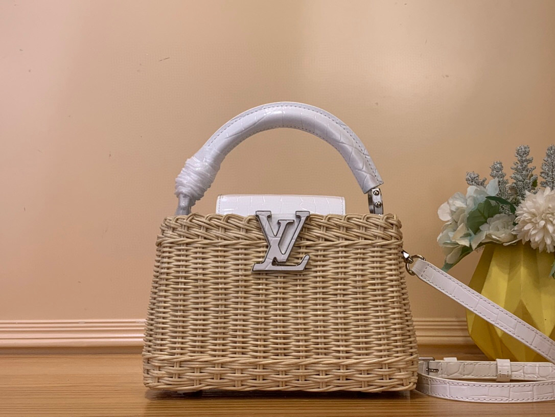 NO:552009,Top original order [CAUCINES mini handbag] N88126 white woven/cowhide embossed crocodile pattern (summer) This Caucines mini Hl handbag traces back to the icnic hard case launched by the brand in 1892, interpreting the inspiration of holiday fashion. The rattan bag body requires several days of ingenious weaving to complete, and the LV letters and printed lining inject classic style. The flap can be placed on both sides of the inside and outside, with ample space for easy storage of daily items.  Dimensions 21x 13.6 x 8 cm 115121250,,louis vuitton,cowhide19860909顶级原单【CAUCINES mini 手袋】N88126 白色 编织/ 牛皮压鳄鱼纹（夏天） 本款 Caucines mini Hl手袋回溯品牌于 1892 年推出的 icnic 硬箱,演绎度假风尚的灵感启发.藤条包身需要数天的匠心编织方可完成,LV 字母和印花内衬注入经典格调.翻盖可置于内外两侧,充裕空间实现日常物品的轻松收纳. 尺寸 21x 13.6 x 8 厘米 115121250,,louis vuitton,cowhide,Bag