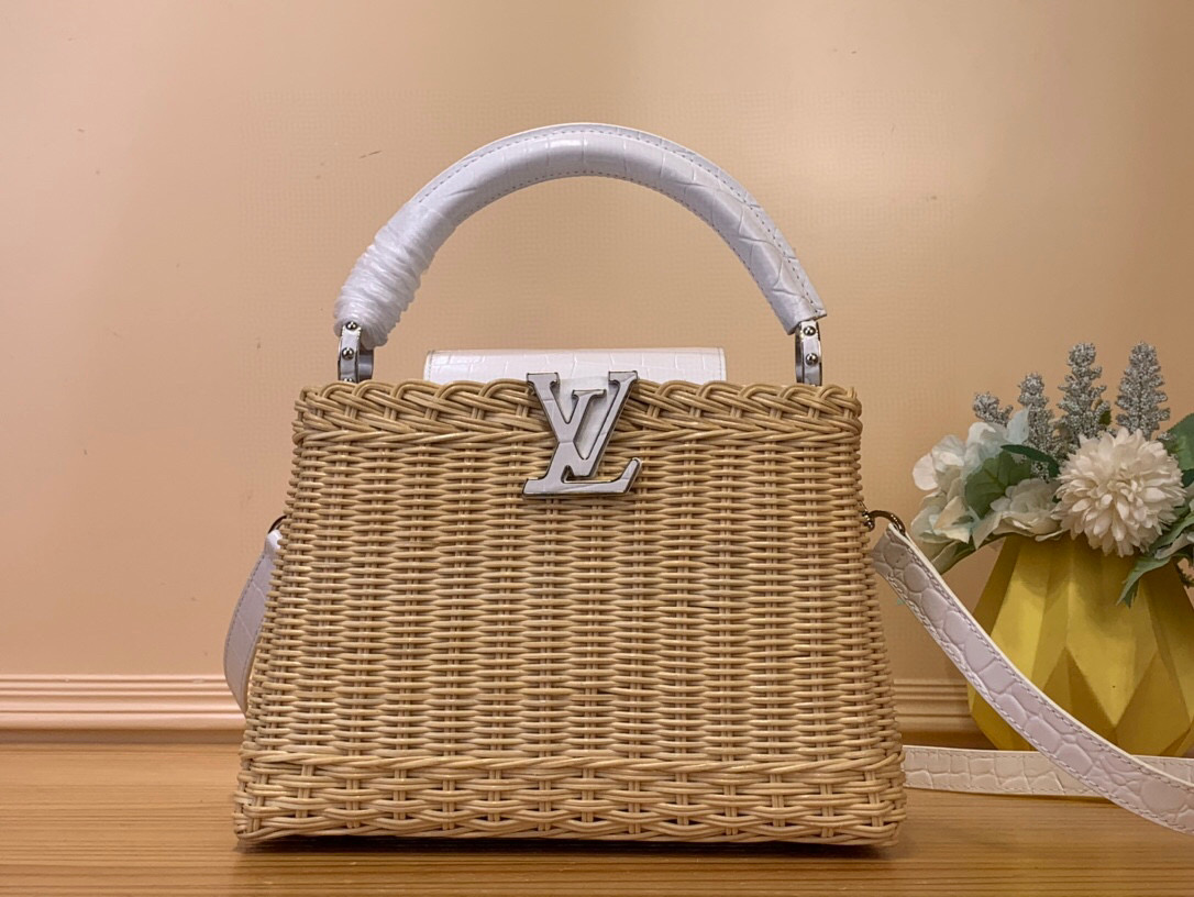 NO:552008,Top original order [CAUCINES BB handbag] N88126 white woven/cowhide embossed crocodile pattern (summer) This Caucines BB Hl handbag traces back to the icnic hard case launched by the brand in 1892, and is inspired by the holiday style. The rattan bag body requires several days of ingenious weaving to complete, LV  Letters and printed lining infuse classic style. The flap can be placed on both sides of the inside and outside, with ample space for easy storage of daily items. Dimensions 27 x 9 x 18 cm 125121450 (height x width x length),,louis vuitton,cowhide19860909顶级原单【CAUCINES BB 手袋】N88126 白色 编织/ 牛皮压鳄鱼纹（夏天） 本款 Caucines BB Hl手袋回溯品牌于 1892 年推出的 icnic 硬箱,演绎度假风尚的灵感启发.藤条包身需要数天的匠心编织方可完成,LV 字母和印花内衬注入经典格调.翻盖可置于内外两侧,充裕空间实现日常物品的轻松收纳. 尺寸27 x 9 x 18 厘米 125121450 (高 x 宽 x 长度),,louis vuitton,cowhide,Bag