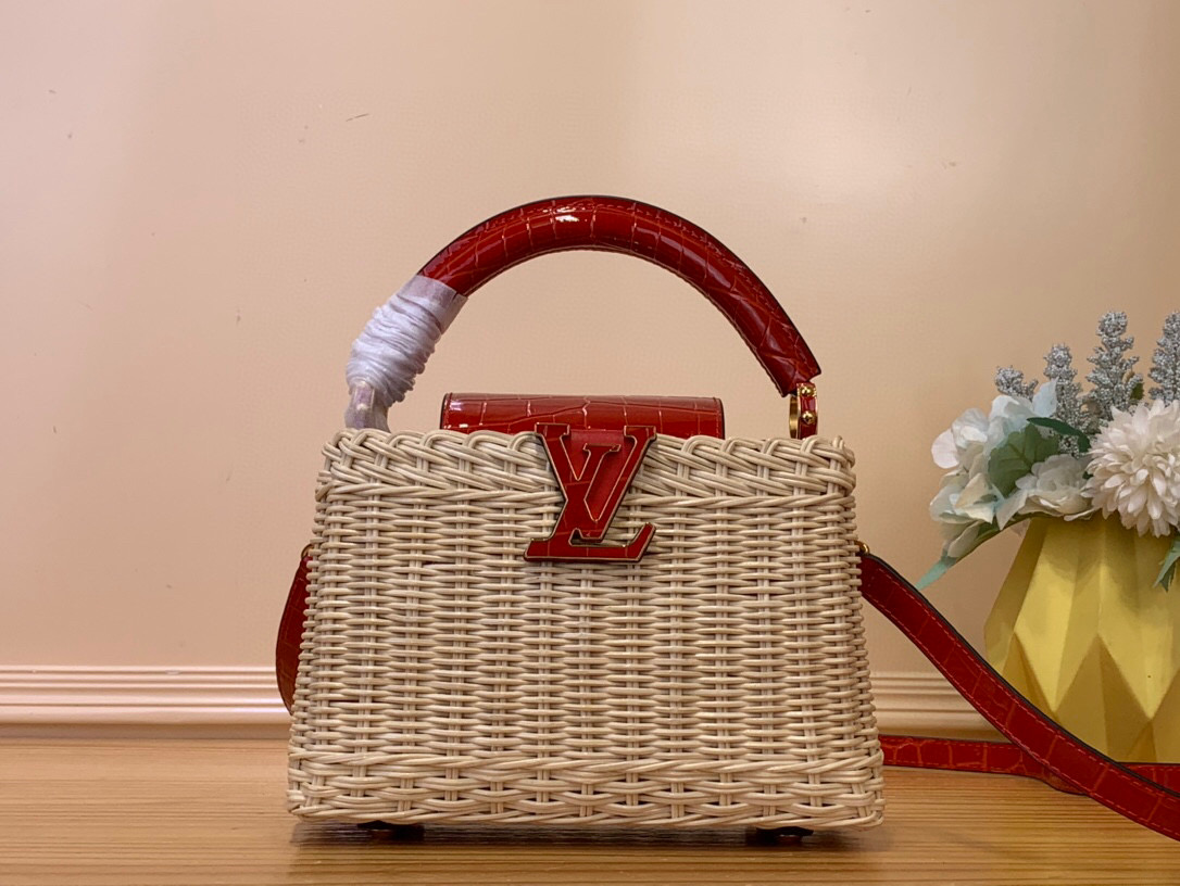 NO:552002,Top original order [CAUCINES mini handbag] N88126 red woven/cowhide embossed crocodile pattern (summer) This Caucines mini Hl handbag traces back to the icnic hard case launched by the brand in 1892, interpreting the inspiration of holiday fashion. The rattan bag body requires several days of ingenious weaving to complete, and the LV letters and printed lining inject classic style. The flap can be placed on both sides of the inside and outside, providing ample space for easy storage of daily items.  Dimensions 21x 13.6 x 8 cm 115121250,,louis vuitton,cowhide19860909顶级原单【CAUCINES mini 手袋】N88126 红色 编织/ 牛皮压鳄鱼纹（夏天） 本款 Caucines mini Hl手袋回溯品牌于 1892 年推出的 icnic 硬箱,演绎度假风尚的灵感启发.藤条包身需要数天的匠心编织方可完成,LV 字母和印花内衬注入经典格调.翻盖可置于内外两侧,充裕空间实现日常物品的轻松收纳. 尺寸 21x 13.6 x 8 厘米 115121250,,louis vuitton,cowhide,Bag