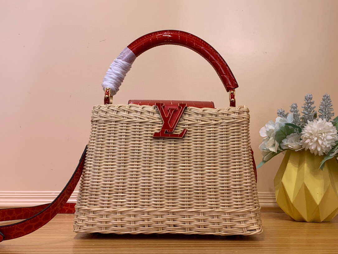 NO:551999,Top original order [CAUCINES BB handbag] N88126 red woven/cowhide crocodile pattern (summer) This Caucines BB Hl handbag traces back to the icnic hard case launched by the brand in 1892, and is inspired by the holiday style. The rattan bag body requires several days of ingenious weaving to complete, LV  Letters and printed lining infuse classic style. The flap can be placed on both sides of the inside and outside, with ample space for easy storage of daily items. Dimensions 27 x 9 x 18 cm 125121350 (height x width x length),,louis vuitton,cowhide19860909顶级原单【CAUCINES BB 手袋】N88126 红色 编织/ 牛皮压鳄鱼纹（夏天） 本款 Caucines BB Hl手袋回溯品牌于 1892 年推出的 icnic 硬箱,演绎度假风尚的灵感启发.藤条包身需要数天的匠心编织方可完成,LV 字母和印花内衬注入经典格调.翻盖可置于内外两侧,充裕空间实现日常物品的轻松收纳. 尺寸27 x 9 x 18 厘米 125121350 (高 x 宽 x 长度),,louis vuitton,cowhide,Bag