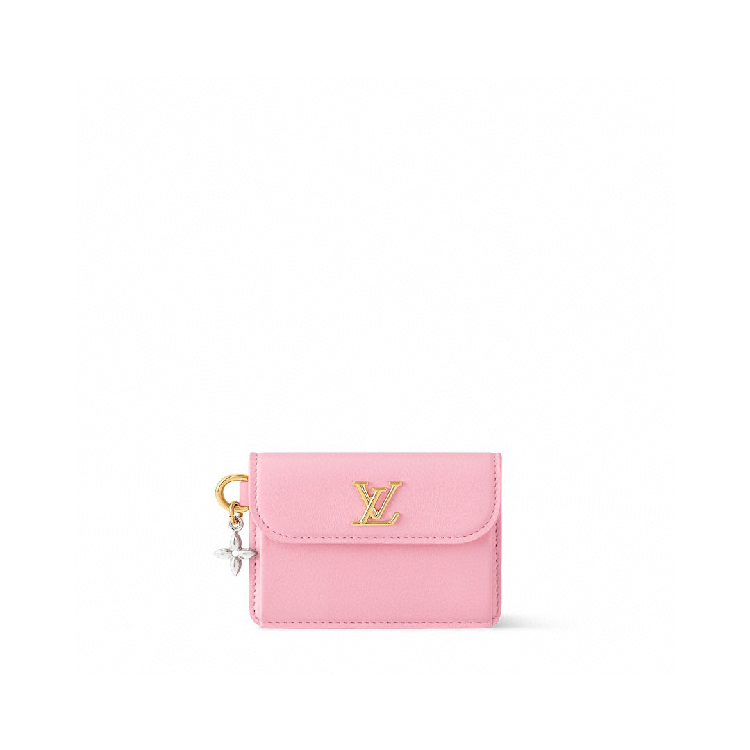 NO:551973,[Mini Trifold Wallet LV Bloom] m15081 black m14615 peach pink m14614 blue m15083 fog gray m14616 pink From the 'LV Bloom' series, the 'Mini Trifold Wallet LV' perfectly combines functionality and sophistication  'Bloom' appears. It uses leather and is decorated with the LV initials that are unique to Maison and the pendant with the playful Monogram flower finished in two contemporary metal colors. Although it is compact in size, it has multiple compartments that can store banknotes, coins, and cards. The elegant style perfectly matches the bags of the same series. Size 10 x 7 x 3 cm 3114038 (width x height x sides),, louis vuitton, wallets19860909【Mini Trifold Wallet LV Bloom】 m15081 黑色 m14615 桃粉色 m14614 蓝色 m15083 雾灰色 m14616 粉色 从“LV Bloom”系列中,功能性和精致完美融合的“迷你三折钱包LV Bloom”登场.使用了皮革,装饰了只有Maison才有的LV首字母和用当代的2种颜色的金属完成的充满玩心的Monogram花的吊饰.虽然是紧凑的尺寸,但是带有可以收纳纸币、硬币、卡片的多个隔间.优雅的风格与同系列的包完美搭配. 尺寸10 x 7 x 3厘米 3114038（宽x高x边）,,louis vuitton,wallets,Bag