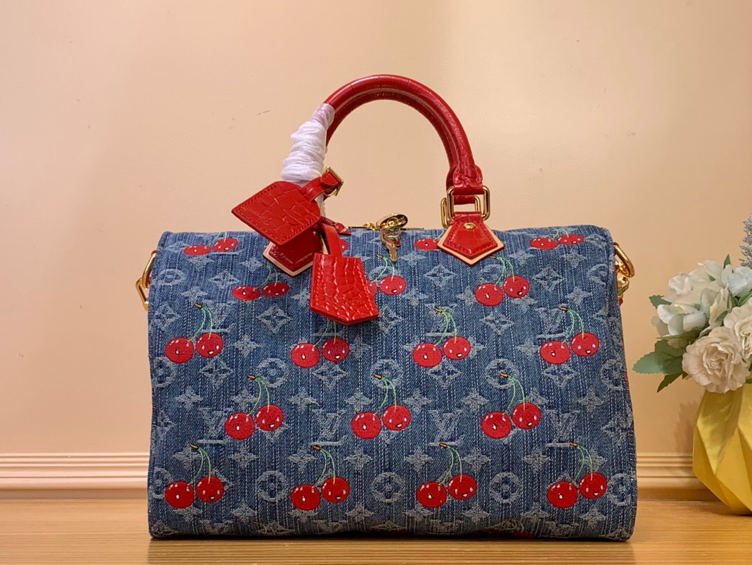 NO:552087,Top original list [Speedy Soft 30 Handbag] M87627 Denim / Cherry This Speedy Soft 30 Hl Handbag relies on Louis Vuitton's exquisite bleaching technology to depict the Monogram Denim pattern born in 2019 on the cotton surface, and then uses leather trim and illuminated metal parts to light up the details. The key bag and removable brand greet the brand box inheritance, and the removable Toron handle makes a comfortable shoulder and back experience. Size: 30.0 x 21.0 x 17.0 cm (Length x Height x Width). 6817075,,louis vuitton19860909顶级原单【Speedy Soft 30 手袋】M87627 牛仔/ 樱桃 本款 Speedy Soft 30 Hl手袋依托路易威登精湛漂白工艺,于棉布表面描摹诞生于 年的 Monogram Denim 图案,再借皮革饰边和莹泽金属件点亮细节.钥匙包和可拆卸名牌致意品牌制箱传承,可拆卸 Toron 手柄成就舒适肩背体验. 尺寸:30.0 x 21.0 x 17.0 厘米 (长 x 高 x 宽).6817075,,louis vuitton,Bag