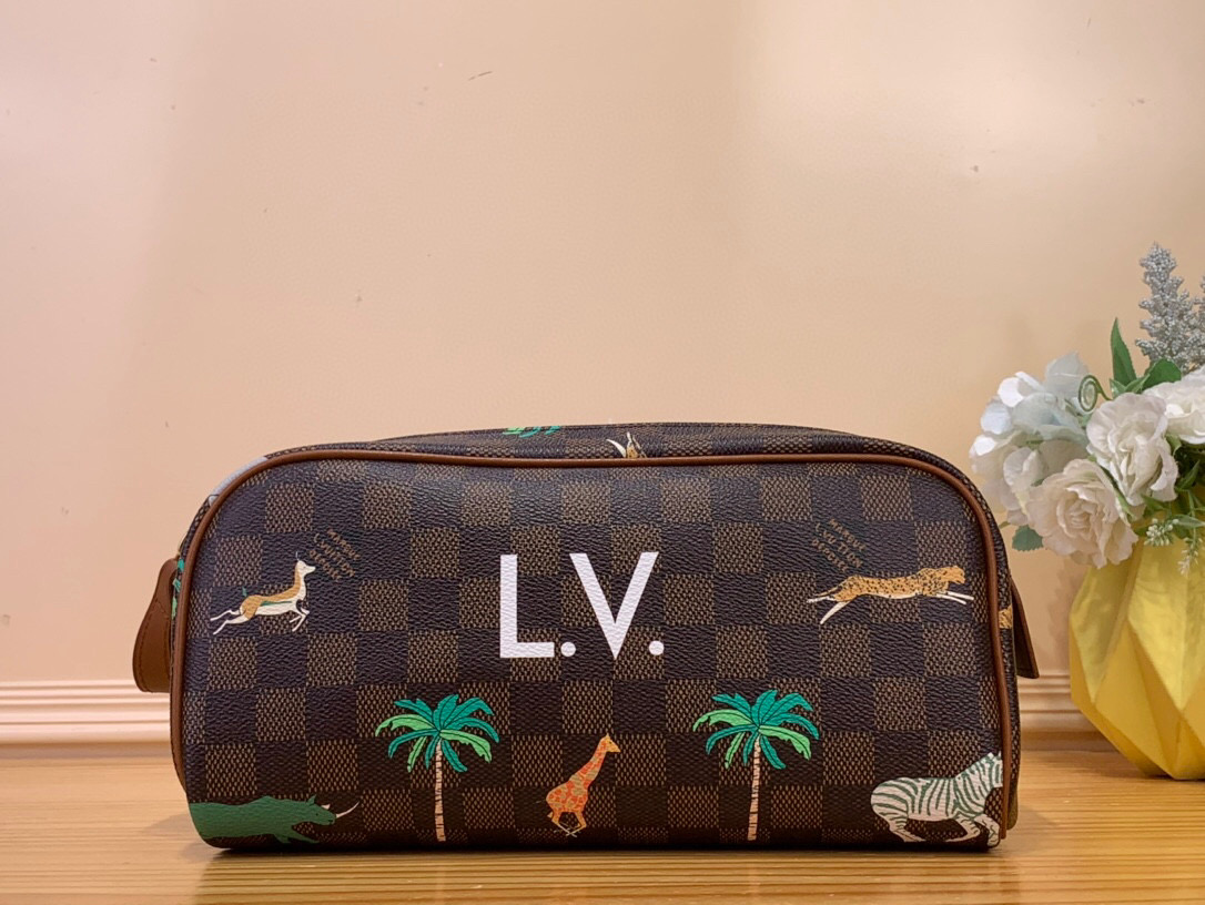 NO:551963,Top original order [DO KIT toiletry bag] m44494 Kagg / Palm Tree This Do Kit toiletry bag is made of Monogram Eclise canvas, bringing a restrained choice for Monogram Ld lovers. There is ample space to store travel needs, double zippers provide safe protection, and wide mouth opening and closing for easy access. Dimensions 28 x 15 x 16.5 cm 3415038,19860909顶级原单【DO KIT 盥洗袋】 m44494 咖格 / 棕榈树 本款 Do Kit 盥洗袋选用 Monogram Eclise 帆布,为 Monogram Ld爱好者带来内敛之选.充裕空间可收纳旅行所需,双拉链提供安心保护,广口开合方便取放. 尺寸28 x 15 x 16.5 厘米 3415038,,Bag