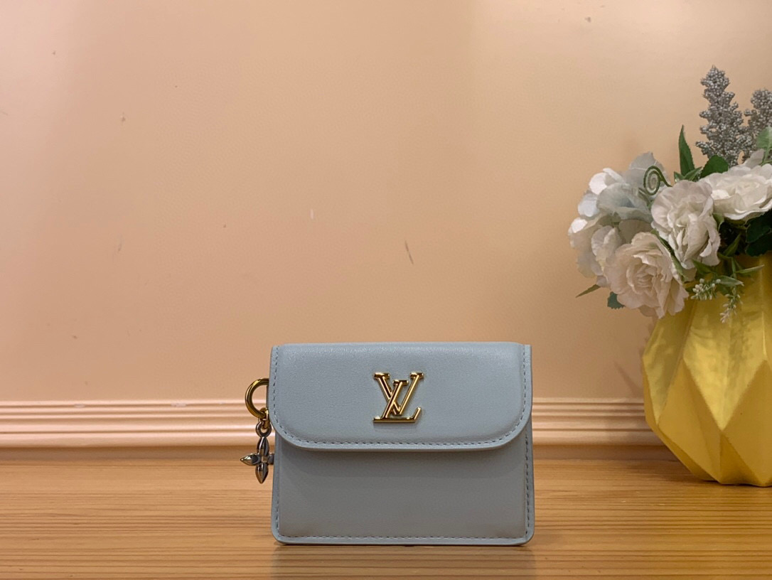 NO:551969,Top original item [Mini Trifold Wallet LV Bloom] m15081 black m14615 peach pink m14614 blue m15083 fog gray m14616 pink From the 'LV Bloom' series, the 'Mini Trifold Wallet LV' perfectly combines functionality and sophistication  Bloom 'Ms appears. Made of leather, decorated with the LV initials unique to Maison and a playful Monogram flower charm finished in two contemporary metal colors. Although it is compact in size, it has multiple compartments that can store banknotes, coins, and cards. The elegant style perfectly matches the bags of the same series. Size 10 x 7 x 3 cm 3114038 (width x height x sides),, louis vuitton, wallets19860909顶级原单【Mini Trifold Wallet LV Bloom】 m15081 黑色 m14615 桃粉色 m14614 蓝色 m15083 雾灰色 m14616 粉色 从“LV Bloom”系列中,功能性和精致完美融合的“迷你三折钱包LV Bloom”Ms登场.使用了皮革,装饰了只有Maison才有的LV首字母和用当代的2种颜色的金属完成的充满玩心的Monogram花的吊饰.虽然是紧凑的尺寸,但是带有可以收纳纸币、硬币、卡片的多个隔间.优雅的风格与同系列的包完美搭配. 尺寸10 x 7 x 3厘米 3114038（宽x高x边）,,louis vuitton,wallets,Bag