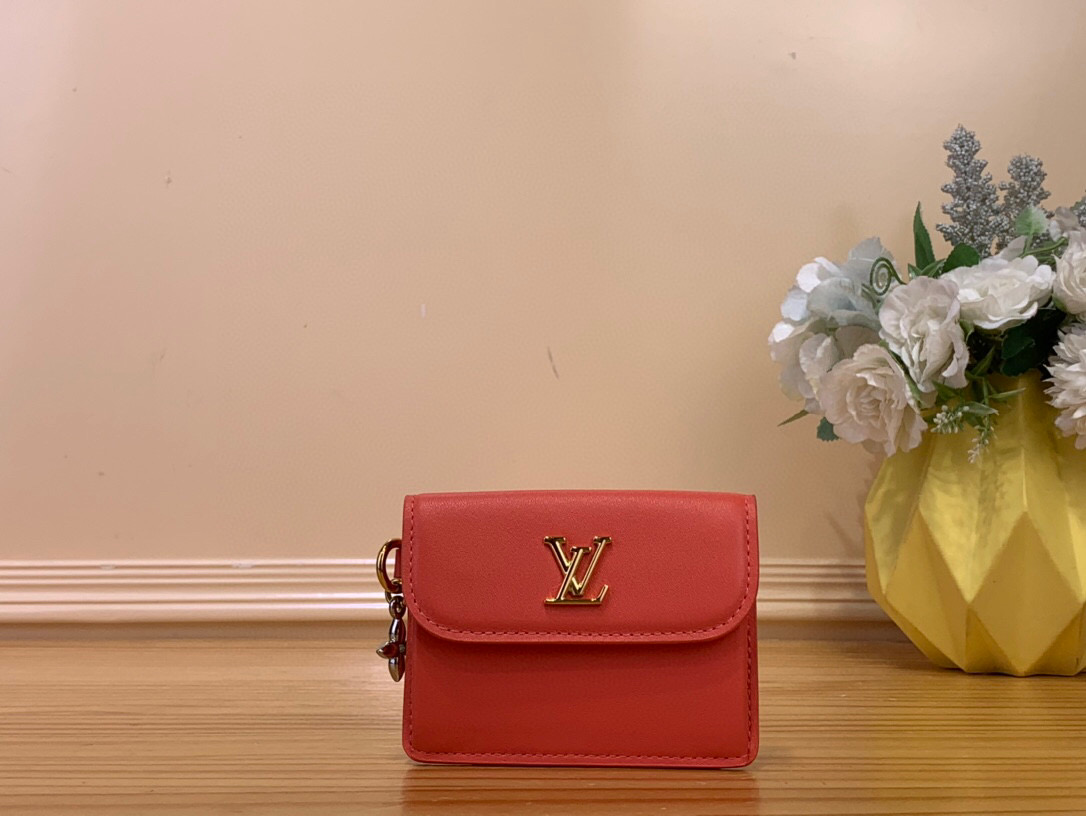 NO:551965,Top original item [Mini Trifold Wallet LV Bloom] m15081 black m14615 peach pink m14614 blue m15083 fog gray m14616 pink From the 'LV Bloom' series, the 'Mini Trifold Wallet LV' perfectly combines functionality and sophistication  Bloom 'Ms appears. Made of leather, decorated with the LV initials unique to Maison and a playful Monogram flower charm finished in two contemporary metal colors. Although it is compact in size, it has multiple compartments that can store banknotes, coins, and cards. The elegant style perfectly matches the bags of the same series. Size 10 x 7 x 3 cm 3114038 (width x height x sides),, louis vuitton, wallets19860909顶级原单【Mini Trifold Wallet LV Bloom】 m15081 黑色 m14615 桃粉色 m14614 蓝色 m15083 雾灰色 m14616 粉色 从“LV Bloom”系列中,功能性和精致完美融合的“迷你三折钱包LV Bloom”Ms登场.使用了皮革,装饰了只有Maison才有的LV首字母和用当代的2种颜色的金属完成的充满玩心的Monogram花的吊饰.虽然是紧凑的尺寸,但是带有可以收纳纸币、硬币、卡片的多个隔间.优雅的风格与同系列的包完美搭配. 尺寸10 x 7 x 3厘米 3114038（宽x高x边）,,louis vuitton,wallets,Bag