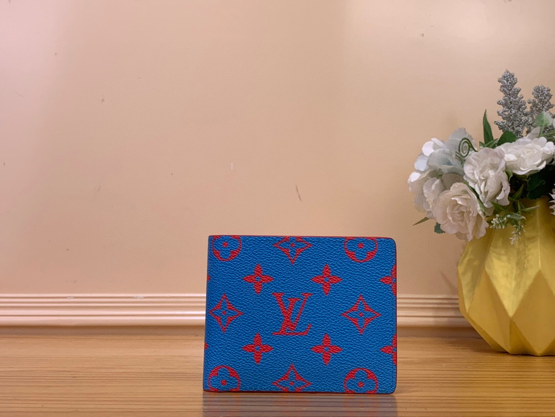 NO:551992,Top Original [Multile Wallet] m14694 Blue/Red Silk Screen Monogram Glow Ld 'Wallet Multi' with leather trim on canvas. The dyeing on the leather and the printed pattern details on the inside of the wallet add an impressive touch. In addition to multiple card slots, it is a practical compact wallet with compartments that can store cards, banknotes, receipts, tickets, etc. Dimensions 11.5 x 9 x 1.5 cm  1812025 (width x height x sides),,wallets19860909顶级原单【Multile 钱夹】m14694 蓝色/ 红色丝印 Monogram Glow Ld在帆布上进行了皮革修剪的“钱包Multile”.皮革上的染色和钱包内侧印有图案的细节增添了令人印象深刻的触感.除了多个卡槽外,还配有可以收纳卡片、纸币、收据和门票等的隔间的实用的紧凑型钱包. 尺寸11.5 x 9 x 1.5厘米 1812025（宽x高x边）,,wallets,Bag