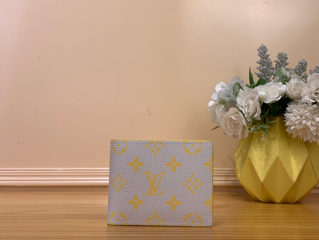 NO:551989,Top Original [Multile Wallet] m14694 Off-White/Yellow Silk Screen Monogram Glow Ld 'Wallet Multi' with leather trim on canvas. The dyeing on the leather and the printed pattern details on the inside of the wallet add an impressive touch. In addition to multiple card slots, it is a practical compact wallet with compartments that can store cards, banknotes, receipts, tickets, etc. Dimensions 11.5 x 9 x  1.5cm.1812025 (width x height x side),,wallets19860909顶级原单【Multile 钱夹】m14694 灰白色/ 黄色丝印 Monogram Glow Ld在帆布上进行了皮革修剪的“钱包Multile”.皮革上的染色和钱包内侧印有图案的细节增添了令人印象深刻的触感.除了多个卡槽外,还配有可以收纳卡片、纸币、收据和门票等的隔间的实用的紧凑型钱包. 尺寸11.5 x 9 x 1.5厘米.1812025（宽x高x边）,,wallets,Bag