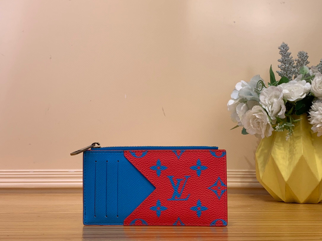 NO:551995,Top Original [Coin Wallet] m14762 Blue/Red Silk Screen Monogram Glow Ld 'Coin Card Holder' finished in canvas featuring colors inspired by Miami's Art Deco area. This color combination highlights Maison's unique details, the 'V' shape of the outermost card slot. In addition to 4 card slots, it also comes with a zipper pocket for coins and a flat compartment that can store banknotes and receipts. Size 8 x 14.5  x 1 cm 1812025 (width x height x sides),19860909顶级原单【Coin 钱夹】m14762 蓝色/ 红色丝印 以从迈阿密的装饰艺术地区获得灵感的颜色为特征的Monogram Glow Ld用帆布完成的“硬币卡套”.这个颜色组合,突出了Maison独有的细节,最外侧的卡槽的“V”形状.除了4个卡槽外,还配有用于硬币的拉链口袋和可以收纳纸币和收据的扁平隔间. 尺寸8 x 14.5 x 1厘米 1812025（宽x高x边）,,Bag