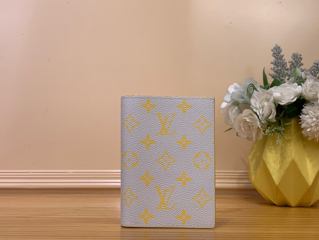 NO:551998,Top original item [Passport holder] m14770 blue/red silk screen m15080 off white/yellow silk screen MonogramGlow Ld canvas creates a lively atmosphere of the Maison classic 'Couverteurasaul'. The tones inspired by the bright colors of Miami Beach are also incorporated into the Coba dyeing. Equipped with 4 card slots and flat pockets on the inside, it is the best item to protect your passport and carry it. Size 10 x 14 x 2.5 cm  1812025 (width x height x sides),19860909顶级原单【护照夹】 m14770 蓝色/ 红色丝印 m15080 灰白色/ 黄色丝印 MonogramGlow Ld帆布营造出活泼氛围的Maison经典“Couverteurasaul”.从迈阿密海滩鲜艳的色彩中汲取灵感的色调也被纳入了科巴染色中.内侧配有4个卡槽和扁平口袋,是保护护照和携带的最佳单品. 尺寸10 x 14 x 2.5厘米 1812025（宽x高x边）,,Bag