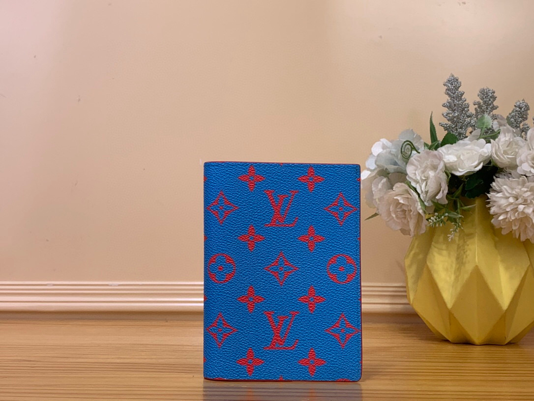 NO:552001,Top original item [Pocket Wallet] m14769 off-white/yellow silk screen m14767 blue/red silk screen m15027 gray/pink silk screen Combines bright letter pattern and Coba dyeing, Ld letter pattern luminous canvas 'organizer'. Stylish card holder. Printed leather lining adds a luxurious impression. In addition to the 5 pockets and 3 card slots on the inside, there is also an outer pocket on the back. Size 7.5 x  11.1 x 1 cm 1812025 (width x height x sides),19860909顶级原单【口袋钱夹】m14769 灰白色/ 黄色丝印 m14767 蓝色/红色丝印 m15027 灰色/ 粉色丝印 结合了鲜艳的字母图案和科巴染色,Ld字母图案发光帆布的“组织者”.时尚的卡包.印花的皮革衬里增添了奢华的印象.除了内侧的5个口袋和3个卡槽外,背面也配有外口袋. 尺寸7.5 x 11.1 x 1厘米 1812025（宽x高x边）,,Bag