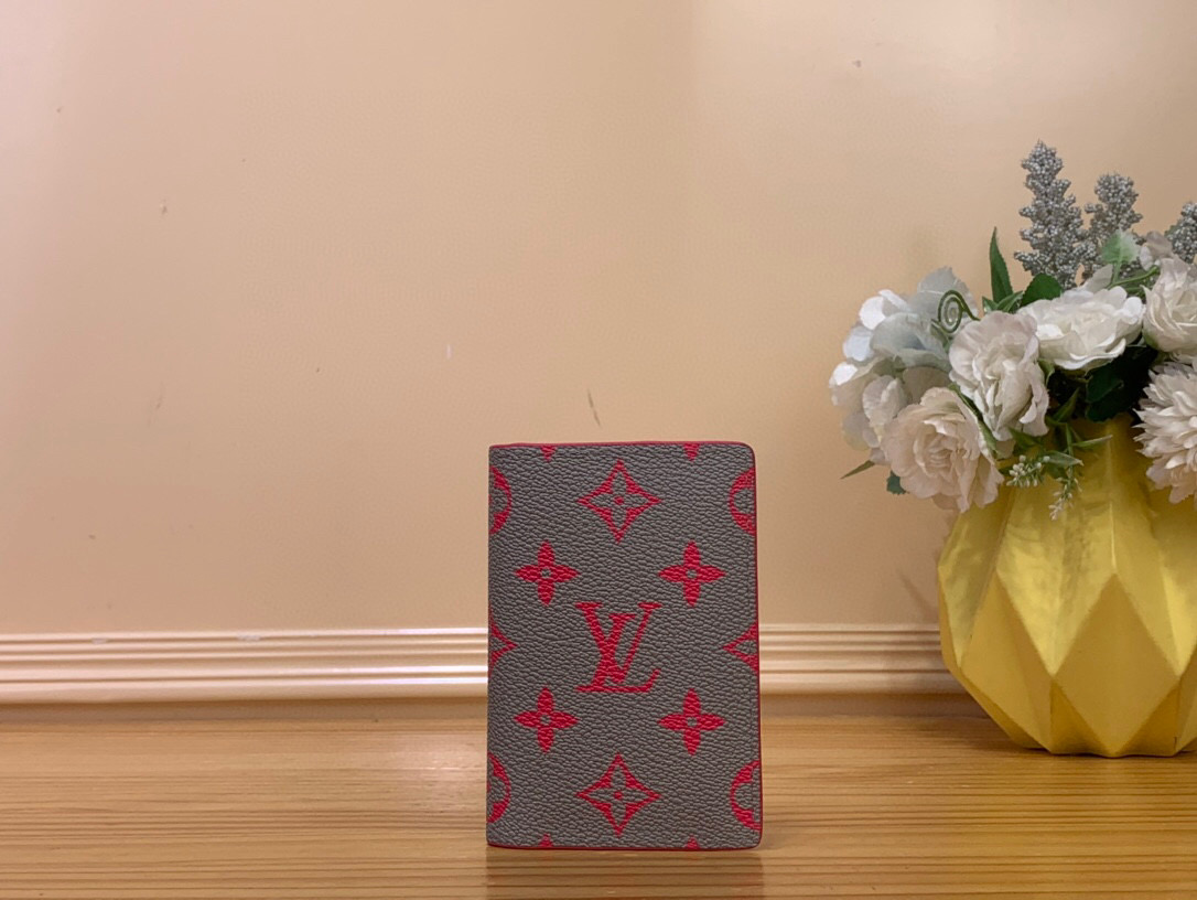 NO:551981,Top original item [Pocket Wallet] m14769 Gray/Red Silk Screen m14767 Blue/Red Silk Screen m15027 Gray/Pink Silk Screen Combines bright letter pattern and Coba dyeing, Ld letter pattern luminous canvas 'organizer'. Stylish card holder. Printed leather lining adds a luxurious impression. In addition to the 5 pockets and 3 card slots on the inside, there is also an outer pocket on the back. Size 7.5 x 11.1  x 1 cm 1712025 (width x height x sides),19860909顶级原单【口袋钱夹】m14769 灰色/ 红色丝印 m14767 蓝色/红色丝印 m15027 灰色/ 粉色丝印 结合了鲜艳的字母图案和科巴染色,Ld字母图案发光帆布的“组织者”.时尚的卡包.印花的皮革衬里增添了奢华的印象.除了内侧的5个口袋和3个卡槽外,背面也配有外口袋. 尺寸7.5 x 11.1 x 1厘米 1712025（宽x高x边）,,Bag