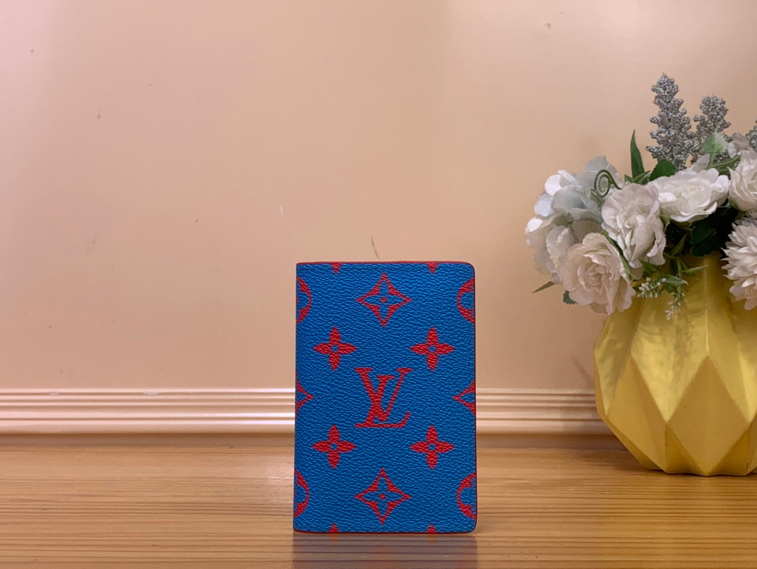 NO:552007,Top original item [Pocket Wallet] m14769 Blue/Red Silk Screen m14767 Blue/Red Silk Screen m15027 Gray/Pink Silk Screen Combines bright letter pattern and Coba dyeing, Ld letter pattern luminous canvas 'organizer'. Stylish card holder. Printed leather lining adds a luxurious impression. In addition to the 5 pockets and 3 card slots on the inside, there is also an outer pocket on the back. Size 7.5 x 11.1  x 1 cm 1712025 (width x height x sides),19860909顶级原单【口袋钱夹】m14769 蓝色/ 红色丝印 m14767 蓝色/红色丝印 m15027 灰色/ 粉色丝印 结合了鲜艳的字母图案和科巴染色,Ld字母图案发光帆布的“组织者”.时尚的卡包.印花的皮革衬里增添了奢华的印象.除了内侧的5个口袋和3个卡槽外,背面也配有外口袋. 尺寸7.5 x 11.1 x 1厘米 1712025（宽x高x边）,,Bag