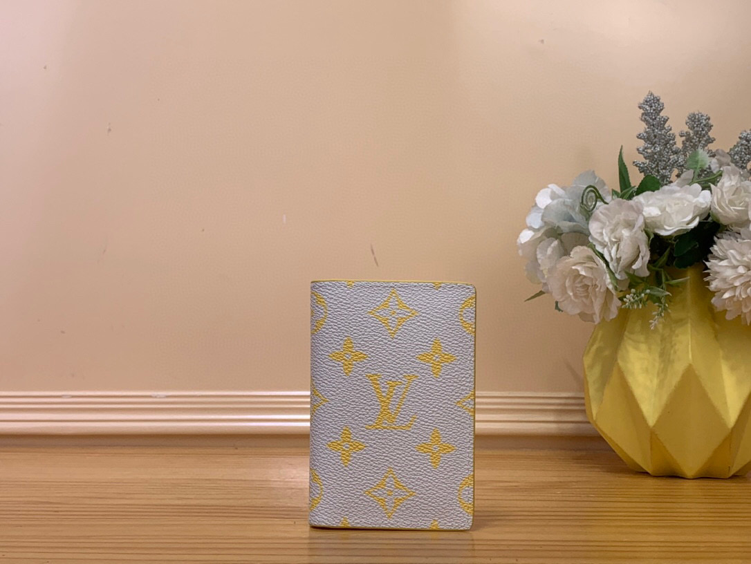 NO:552004,Top original item [Pocket Wallet] m14769 off-white/yellow silk screen m14767 blue/red silk screen m15027 gray/pink silk screen Combines bright letter pattern and Coba dyeing, Ld letter pattern luminous canvas 'organizer'. Stylish card holder. Printed leather lining adds a luxurious impression. In addition to the 5 pockets and 3 card slots on the inside, there is also an outer pocket on the back. Size 7.5 x  11.1 x 1 cm 1712026 (width x height x sides),19860909顶级原单【口袋钱夹】m14769 灰白色/ 黄色丝印 m14767 蓝色/红色丝印 m15027 灰色/ 粉色丝印 结合了鲜艳的字母图案和科巴染色,Ld字母图案发光帆布的“组织者”.时尚的卡包.印花的皮革衬里增添了奢华的印象.除了内侧的5个口袋和3个卡槽外,背面也配有外口袋. 尺寸7.5 x 11.1 x 1厘米 1712026（宽x高x边）,,Bag