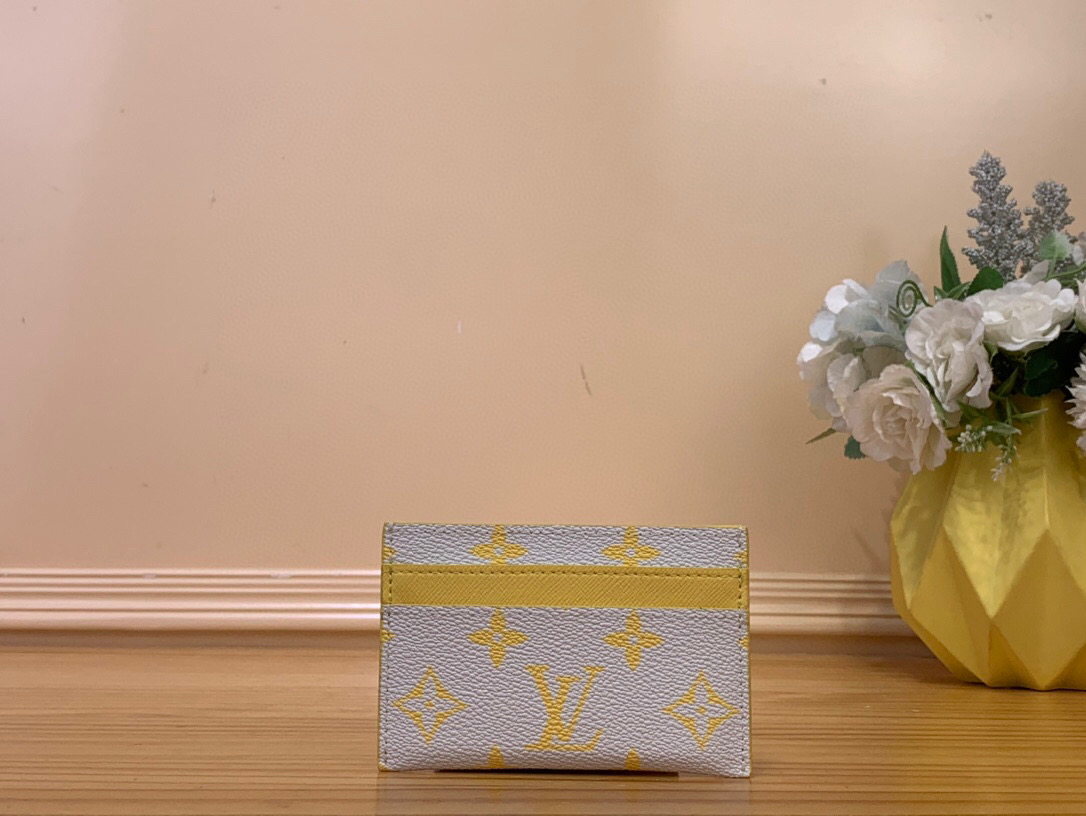 NO:551984,Top Original [Card Holder] m15032 Gray/Pink Silk Screen m14771 Off White/Yellow Silk Screen Monogram Glow Ld canvas is decorated with leather trim in the same color, a testament to the craftsmanship of 'orto CultDouble'. Coba dyeing and leather details set off the theme's tones. 4 card slots and central pocket for invoices and other small documents, pocket-sized accessories can be placed. Dimensions 11 x 7 x  1.5cm.1512026 (width x height x sides),19860909顶级原单【卡夹】m15032 灰色/粉色丝印 m14771 灰白色/黄色丝印 Monogram Glow Ld帆布上装饰着同系颜色的皮革装饰,是工艺的证明“orto CultDouble”.科巴染色和皮革的细节衬托了主题的色调.4个卡槽和用于发票和其他小文件的中央口袋,可以放入口袋的大小的饰品. 尺寸11 x 7 x 1.5厘米.1512026（宽x高x边）,,Bag