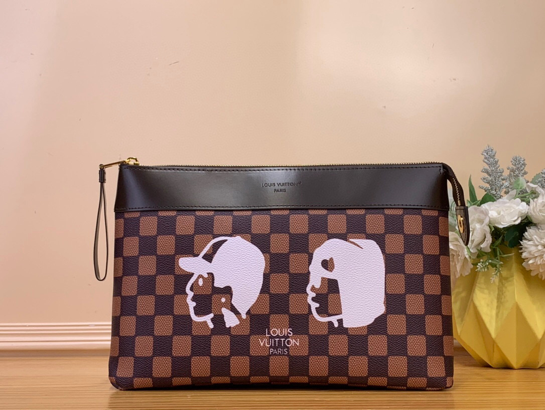 NO:552185,Top original list [OCHETTE VOYAGE SOULE clutch] M82543 kage/portrait M40813 ochette Voyage Soule Ld clutch bag soft material Monogram Eclise coated canvas, outlines the classic ochette Voyage clutch lines with rounded brushstrokes for comfortable and accompanying experience. The slim configuration is equipped with zipper compartment and magnetic buckle back pocket. Size 21x32x8 cm 3415040,,handbag19860909顶级原单【OCHETTE VOYAGE SOULE 手拿包】M82543 咖格/ 人像 M40813 ochette Voyage Soule Ld手拿包取材柔软 Monogram Eclise涂层帆布,以圆润笔触勾勒经典 ochette Voyage手拿包线条,带来舒适随行体验.纤薄构型设有拉链隔层和磁扣后袋. 尺寸21x32x8厘米 3415040,,handbag,Bag