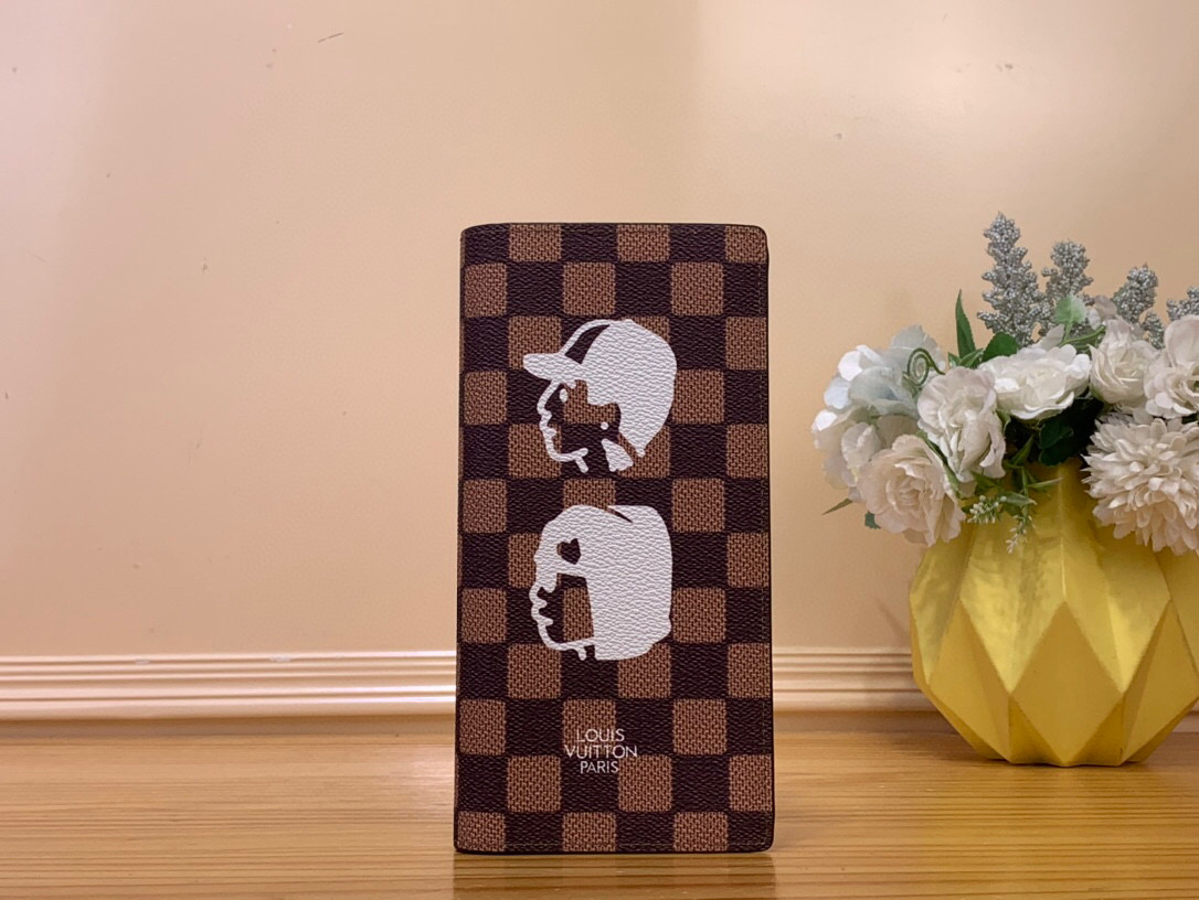 NO:552188,Top original list [Brazza suit clip] N40780 kaeger/portrait illustrations of Farrell Williams and Japanese designer NIGOLd's face attracted attention, Damiere Eberu canvas 'Wallet Brasa'. Functional long wallet with 16 card slots, zipper coin pockets, multiple compartments. Size 10 x 19 x 2 cm 2113026 (Wide x High x Side), wallets, business suit19860909顶级原单【Brazza 西装夹】N40780 咖格/人像 在秋冬系列中联手的法雷尔·威廉姆斯和日本设计师NIGOLd的脸的插图吸引眼球,达米埃·埃贝努帆布制的“钱包·布拉萨”.具有16个卡槽、拉链式硬币口袋、多个隔层的功能性长钱包. 尺寸10 x 19 x 2厘米2113026（宽x高x边）,,wallets,business suit,Bag