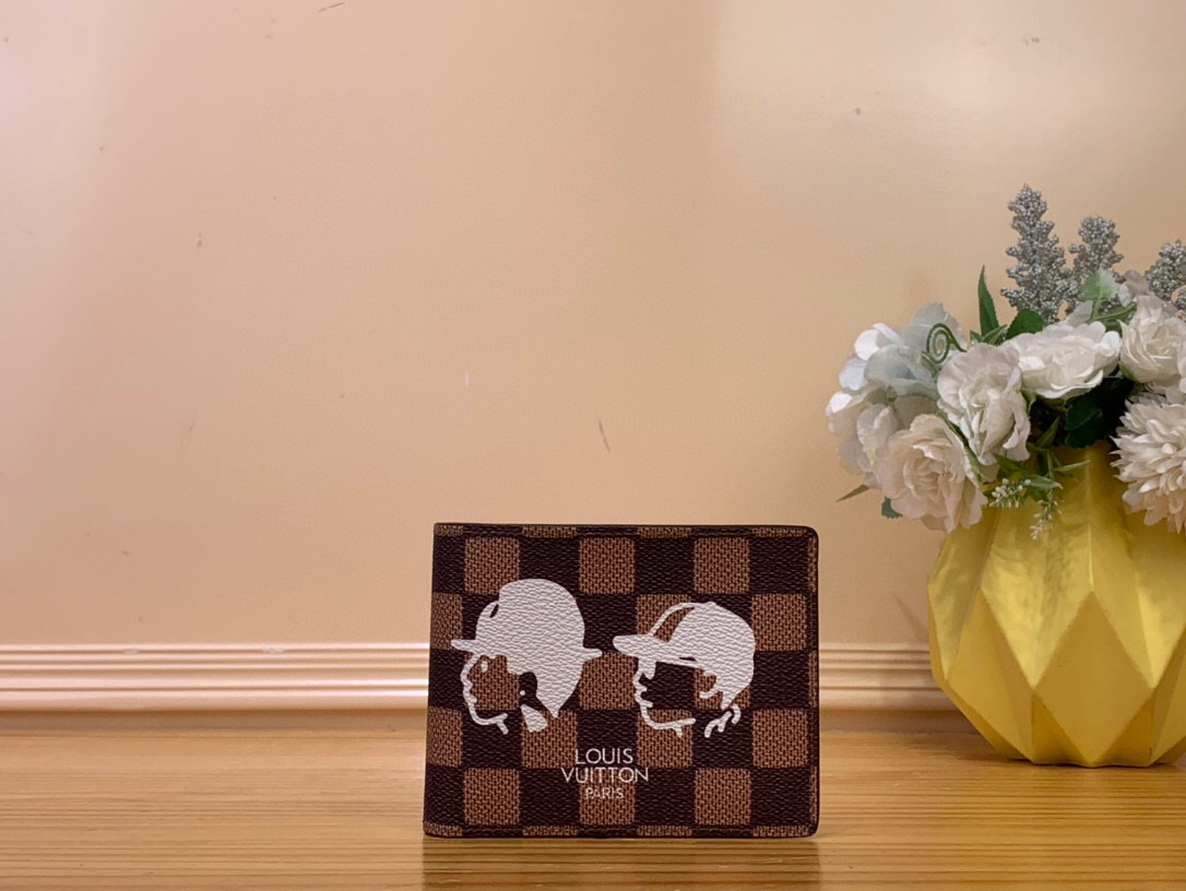 NO:552191,Top Original [Multiple Wallet] N40777 Gage/Portrait Celebrating the years of friendship and numerous collaborations between Pharrell Williams and his close collaborator NIGOLd, illustrations of 2 people's faces adorn the canvas of Damiere Ebenou in 'Wallet Multile'. Compact size fits a variety of pockets, equipped with multiple card slots, pockets and compartments. Dimensions 11.5 x 9 x 1.5 cm  1712026 (width x height x sides),,wallets19860909顶级原单【multile 钱夹】 N40777 咖格/ 人像 颂扬法雷尔·威廉姆斯及其亲密的合作者NIGOLd多年的友谊和众多合作,将2人的脸的插图装饰在达米埃·埃贝努画布上的“钱包Multile”.小巧的尺寸适合各种口袋,配有多个卡槽、口袋和隔间. 尺寸11.5 x 9 x 1.5厘米 1712026（宽x高x边）,,wallets,Bag