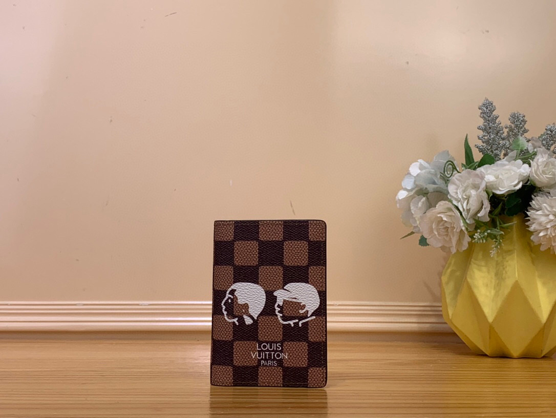 NO:552194,Top original item [Pocket Wallet] N40776 Gage/Portrait The illustration of the face of Pharrell Williams and Japanese designer NIGOLd, who teamed up in the autumn and winter series, catches the eye, 'Wallet Brassa' made of canvas by Damiere Ebenou. A functional long wallet with 16 card slots, a zippered coin pocket, and multiple compartments. Size 10 x 19 x  2cm.1612026 (width x height x sides),,wallets19860909顶级原单【口袋钱夹】 N40776 咖格/人像 在秋冬系列中联手的法雷尔·威廉姆斯和日本设计师NIGOLd的脸的插图吸引眼球,达米埃·埃贝努帆布制的“钱包·布拉萨”.具有16个卡槽、拉链式硬币口袋、多个隔层的功能性长钱包. 尺寸10 x 19 x 2厘米.1612026（宽x高x边）,,wallets,Bag