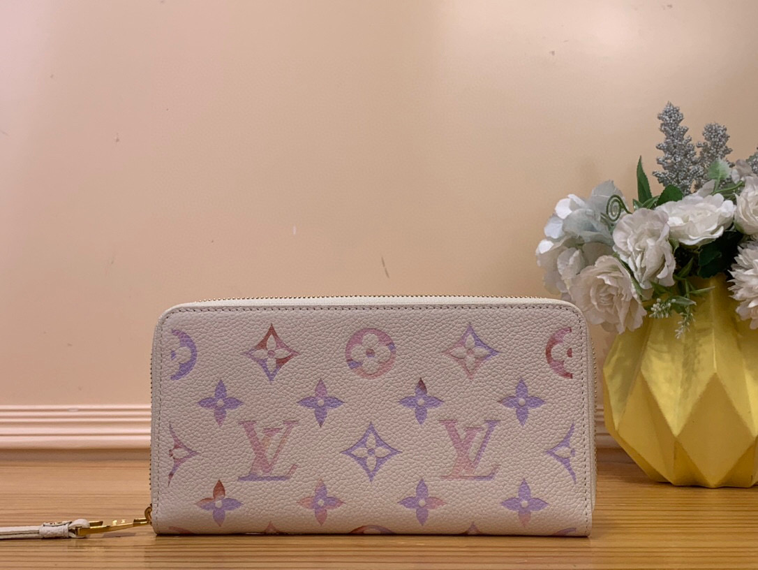 NO:551982,Top original order [ziy Zipper Wallet] m25594 White/Gradient The dreamy beige unique to this season is Louis Vuitton's iconic wallet. The 'zipper wallet' adds a fresh impression to the classic design. Monogram Amlant, which symbolizes Maison, is used  Ms leather, with classic bright gold elegant round zipper style opening. In addition to multiple pockets that can store coins and banknotes, the interior is also equipped with 3 compartments including 12 card slots for delicate items. Dimensions 19.5 x 10.5 x 2.5 cm 3314045 (width x height x sides),, louis vuitton, wallets19860909顶级原单【ziy 拉链钱夹】 m25594 白色/ 渐变 本季特有的梦幻米色是路易威登的标志性钱包,在经典设计上增添了清新印象的“拉链钱包”.使用了象征Maison的MonogramAmlant Ms皮革,搭配了经典明亮的金色优雅的圆形拉链风格的开口.内部装修除了可以收纳硬币和纸币的多个口袋外,还配备了包括12个卡槽在内的3个隔间的精致物品. 尺寸19.5 x 10.5 x 2.5厘米 3314045（宽x高x边）,,louis vuitton,wallets,Bag