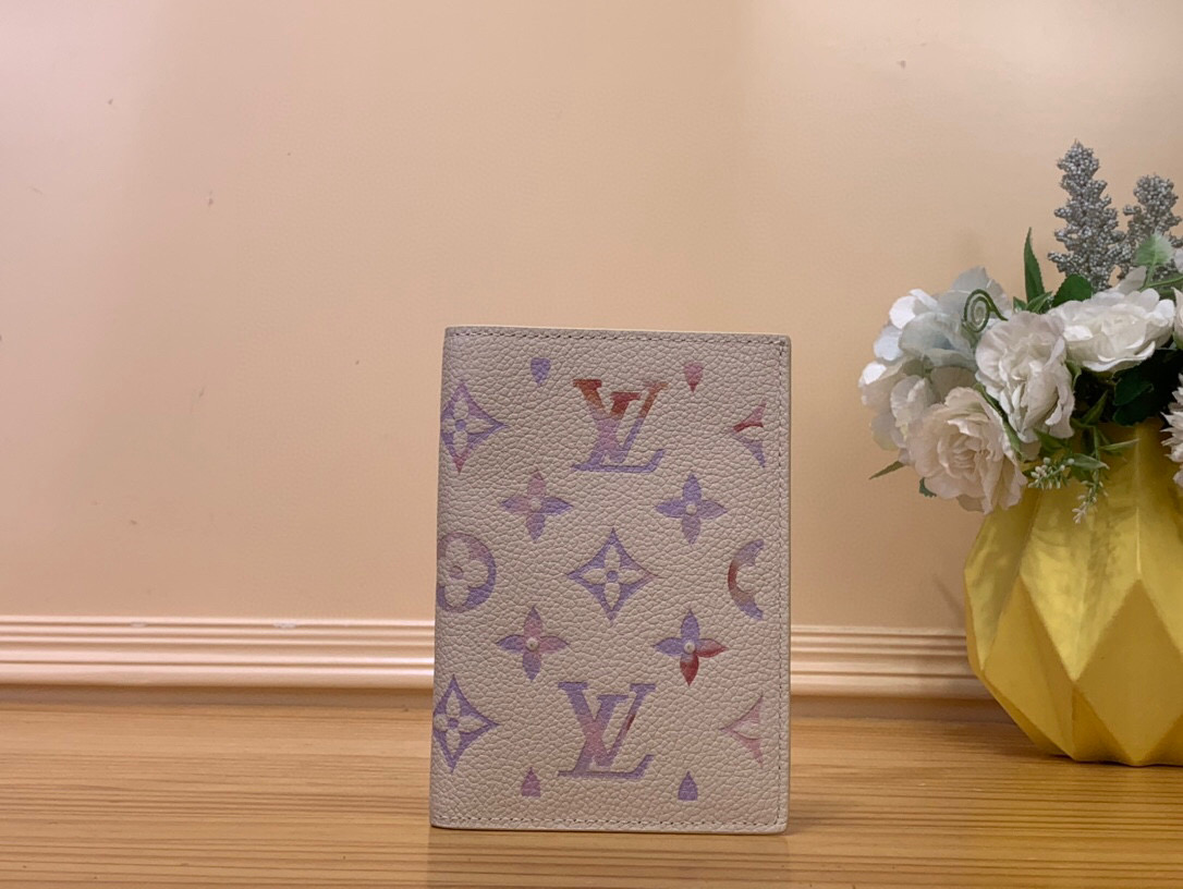 NO:551985,Top original item [Passport Book] m25917 White/Gradient 'Cuveltier Pasport' that is perfect as a thoughtful gift. Ms is a single item reinterpreted in dreamy beige, which sets off the bag that stores this item. A functional design that combines a sophisticated atmosphere with timeless charm, the Monogram Anlant leather that symbolizes the Maison stands out. Equipped with multiple compartments that can store travel necessities and 4 card slots, the interior is lined with cowhide. Size 10 x 14 x  2.5 cm 1912025 (width x height x side),,cowhide19860909顶级原单【护照本】 m25917 白色/渐变 非常适合作为用心的礼物的“库维尔蒂尔·帕斯波尔”.Ms是用梦幻米色重新诠释的单品,衬托了收纳这件物品的包.兼具精致氛围和永恒魅力的功能性设计,象征Maison的MonogramAnlant皮革脱颖而出.配有多个可以存放旅行必需品的隔间和4个卡槽,内饰采用牛皮衬里. 尺寸10 x 14 x 2.5厘米 1912025（宽x高x边）,,cowhide,Bag