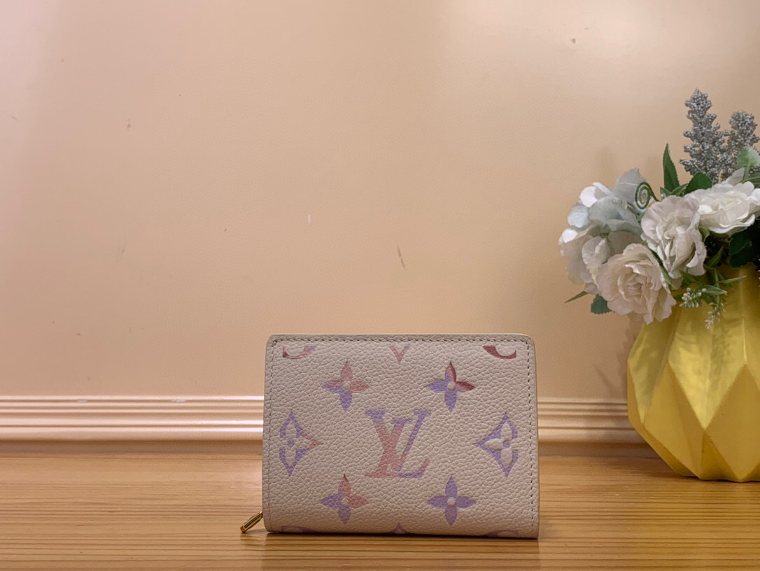 NO:551988,Top original item [Clea Wallet] m25595 White/Gradient Elegant, the timeless dreamy beige 'Wallet Claire' that can complement any outfit. It is decorated with bright gold gold hardware on Maison Ms's signature Monogram Amlant leather. The design is both exquisite and has excellent storage capacity, equipped with 2 pockets and bill compartments, and 6 card slots. Dimensions 11 x 8.5 x 3.5 cm  3013033 (width x height x sides),,wallets19860909顶级原单【Clea 钱夹】 m25595 白色/ 渐变 优雅,能衬托各种装束的永恒梦幻米色的“钱包克莱尔”.在Maison Ms的招牌Monogram·Amlant皮革上,装饰了明亮的金色金具.设计既精致又具有出色的收纳能力,配有2个口袋和纸币隔间,6个卡槽. 尺寸11 x 8.5 x 3.5厘米 3013033（宽x高x边）,,wallets,Bag