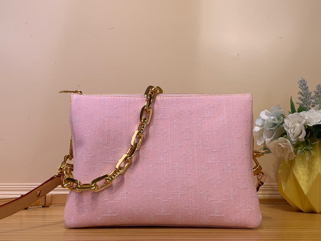 NO:551980,Top original item [Sac Coussin PM] m13313 Pink / Denim The latest model in the series, this PM Cushion Hr bag uses the Monogram denim pattern imagined by House in 2016. It is carefully woven with organic cotton and painted in bright pink on a white base. The large chain link unique to this model is detachable, so it can be worn in a variety of ways.  Dimensions 26x20x12 cm. 6517062.. (length x height x width),19860909顶级原单【Sac Coussin PM】 m13313 粉色/ 牛仔 该系列中的最新款,这款PM Cushion Hr包采用了年House想象中的Monogram牛仔布图案.它用有机棉精心编织,在白色底座上涂有明亮的粉红色.该型号特有的大链节是可拆卸的,因此可以以多种方式佩戴. 尺寸26x20x12厘米.6517062..（长x高x宽）,,Bag
