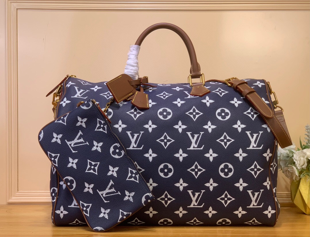 NO:552071,Top original order [SEEDY 9 BANDOULIRE50 handbag] M46961 red M46991 green M46962 brown M11565 lake blue This Seedy 9 Bandoulière50 handbag is made of soft cow leather with cow leather trim and sheep leather lining, and then brightens up the elegant structure with bright colors. The rolled leather handle combined with the detachable and adjustable shoulder strap brings a comfortable shoulder carrying experience. Size 50  x32x29cm(lengthxheightxwidth),,cowhide,sheepskin19860909顶级原单【SEEDY 9 BANDOULIRE50手袋】M46961红色 M46991绿色 M46962棕色 M11565湖水蓝 本款Seedy 9 Bandoulière50手袋为柔软牛皮革搭配牛皮革饰边和羊皮革内衬,再以明快色调点亮闲雅构型.辊压皮革手柄结合可拆卸并调节的肩带,带来舒适肩背体验. 尺寸50 x32x29厘米(长度x高x宽),,cowhide,sheepskin,Bag