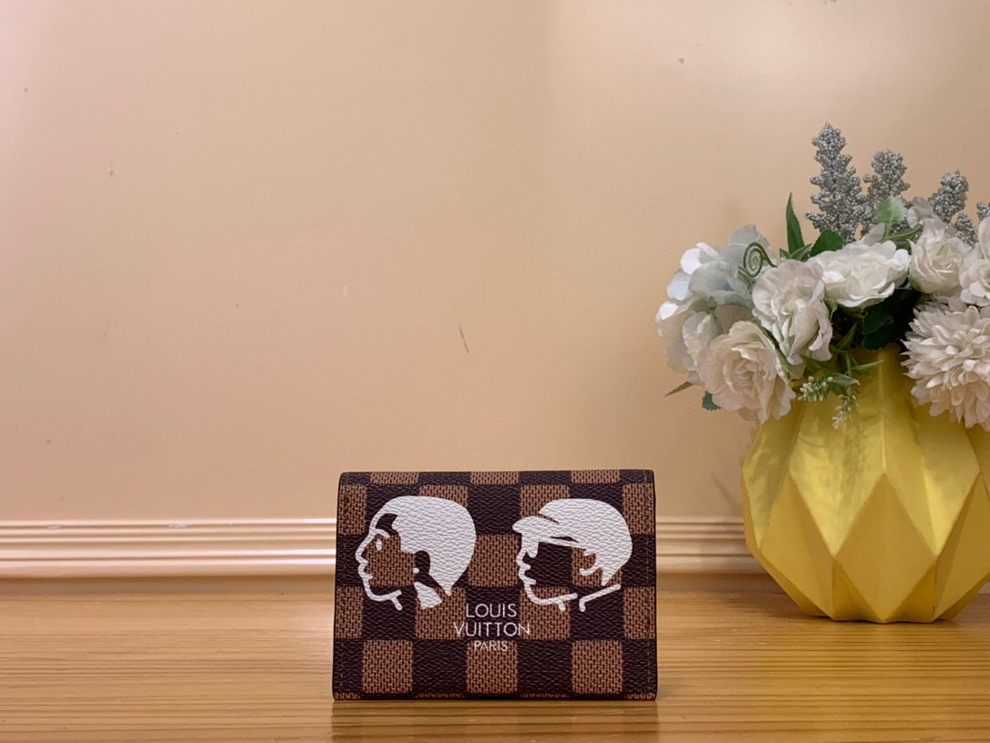 NO:552197,Top original item [Card Holder] N40812 Gag/Portrait Damiere Ebenu used canvas 'Porto Kurt Slim'. It is decorated with illustrations of the faces of Pharrell Williams and Japanese creator NIGOLd who collaborated in the autumn and winter series. Buckle closure type, equipped with 4 card pockets clever interior design, plays an active role in daily life as a practical accessory. Size 10.6 x 7.3 x  1cm 1612026 (width x height x sides),19860909顶级原单【卡夹】N40812 咖格/人像 达米埃·埃贝努 使用了帆布的“波尔图 库尔特·斯利姆”.装饰了在秋冬系列中合作的法雷尔·威廉姆斯和日本创作者NIGOLd的脸的插图.扣扣开合式,配有4个卡袋的巧妙内部设计,作为实用的饰品在日常中发挥积极作用. 尺寸10.6 x 7.3 x 1厘米1612026（宽x高x边）,,Bag