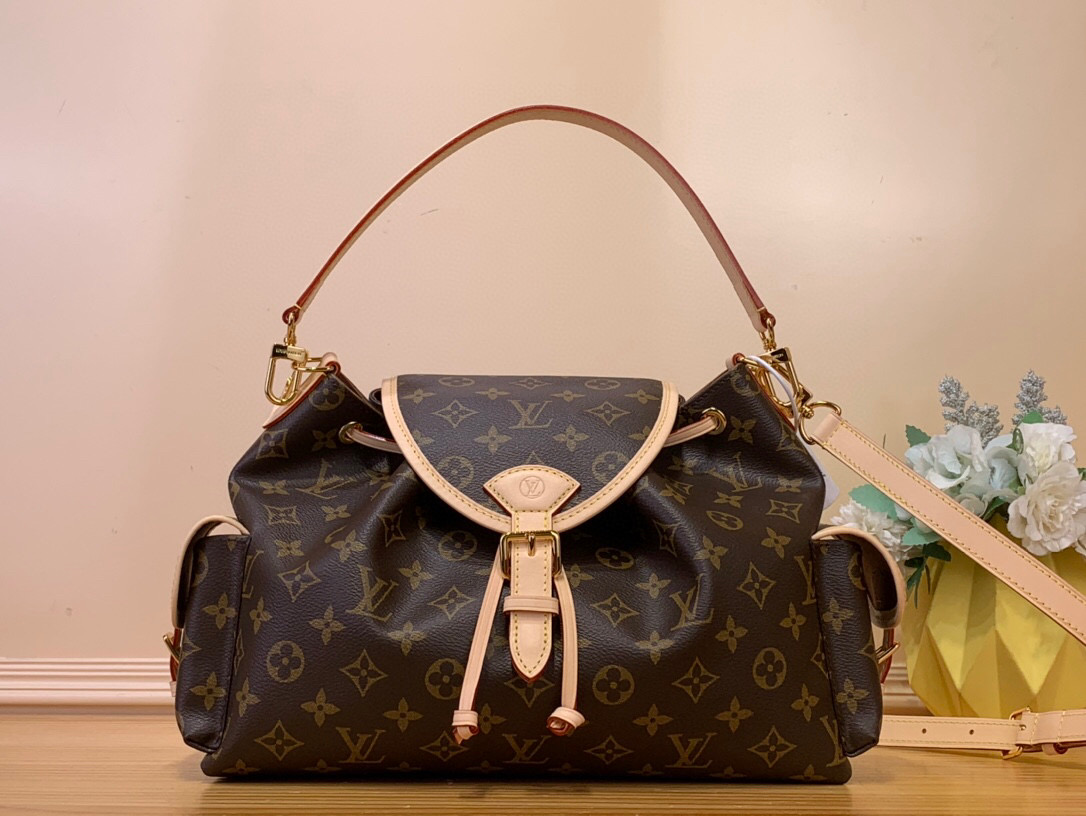 NO:551993,Top original order [ODYSSEE medium handbag] m26040 This Odyssee medium handbag reinterprets Louis Vuitton's classic design from a modern perspective, with a casual style that fits an active lifestyle. Its design is inspired by the brand's Excursion Jh backpack, using Monogram  Made of canvas, decorated with decorative buckles and practical drawstring designs to ensure that your belongings are securely stored. It has just the right capacity to easily store daily necessities and is equipped with multiple pockets. Its name comes from Ulysses' journey home in the ancient Greek epic 'The Odyssey', echoing the narrative theme of the autumn and winter show. Dimensions 24 x 18 x 36 cm 5516065 (height x width x length),, louis vuitton19860909顶级原单【ODYSSEE 中号手袋】 m26040 本款 Odyssee 中号手袋以摩登视角重新诠释路易威登经典设计,随性风格契合活力生活方式.其设计灵感源自品牌 Excursion Jh双肩包,采用 Monogram 帆布材质,饰有装饰性搭扣与实用抽绳设计,确保随身物品稳妥收纳.恰宜容量轻松收纳日常用品,并设有多重口袋.其名源自古希腊史诗《奥德赛》中尤利西斯的归家之旅,与 秋冬大秀的叙事主题遥相呼应. 尺寸24 x 18 x 36 厘米 5516065 (高 x 宽 x 长度),,louis vuitton,Bag