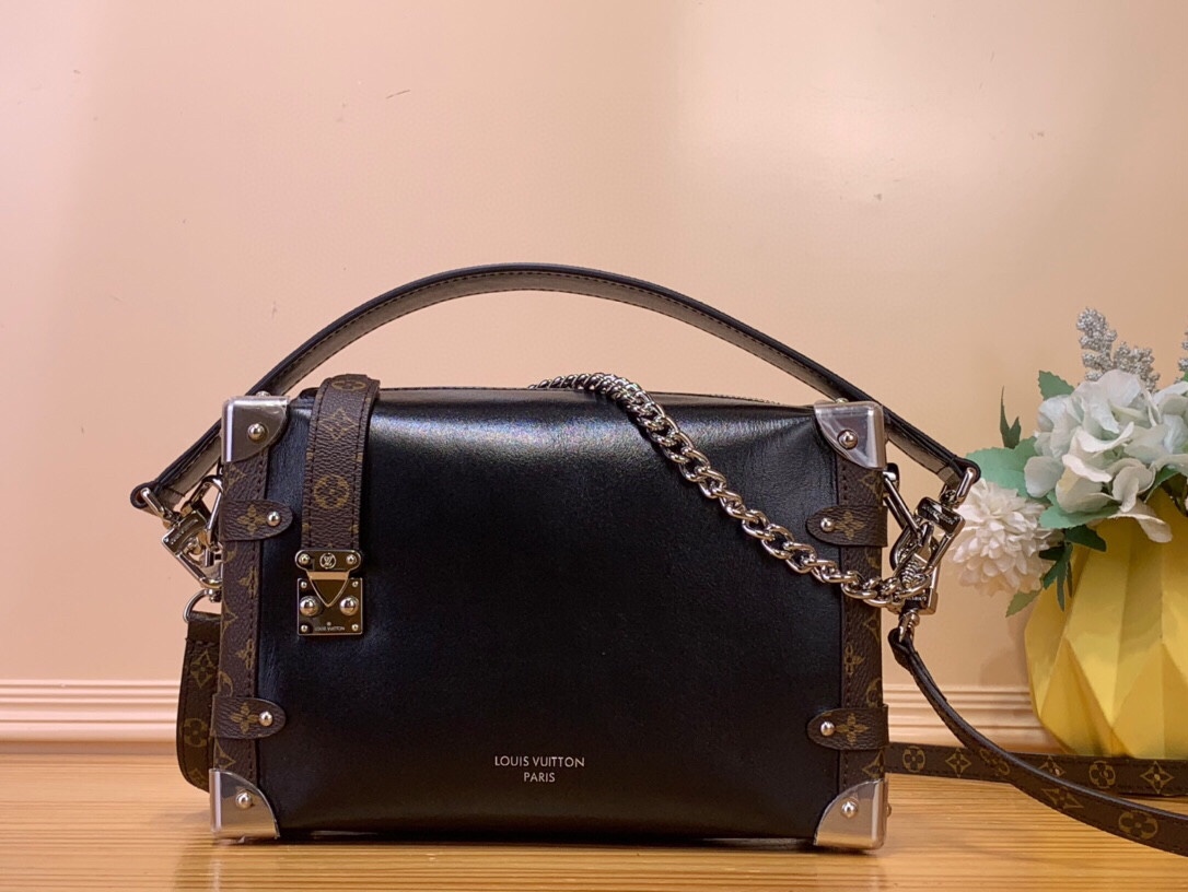 NO:552067,Top original order [SIDE TRUNK VIBE medium handbag] m15195 This Side Trunk Vibe xh handbag reshapes the brand's classic Side Trunk box silhouette with an avant-garde design, which is inspired by Louis Vuitton's traditional travel luggage. It is made of smooth and shiny Vibe textured cow leather, decorated with a leather-covered rivet frame and metal S-lock  Lock buckle, full of rock and roll style. Thanks to the multiple designs of the detachable chain, detachable leather handle and adjustable leather shoulder strap, it provides a variety of carrying options. Dimensions 16 x 8.5 x 23.5 cm 7518065.. (height x width x length),, louis vuitton, cowhide19860909顶级原单【SIDE TRUNK VIBE 中号手袋】 m15195 本款 Side Trunk Vibe xh手袋以前卫设计重塑品牌经典 Side Trunk 箱型轮廓,其灵感源自路易威登传统旅行箱.采用光滑亮面 Vibe 质感牛皮革打造,饰以皮革包覆的铆钉框架与金属 S-lock 锁扣,尽显摇滚型格.得益于可拆卸链条、可拆卸皮革提手及可调节皮质肩带的多重设计,提供丰富背携选择. 尺寸16 x 8.5 x 23.5 厘米 7518065.. (高 x 宽 x 长度),,louis vuitton,cowhide,Bag