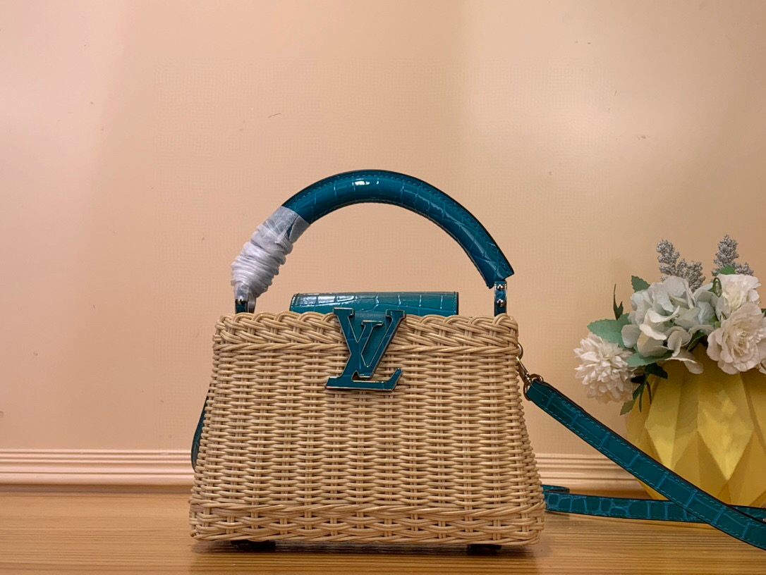 NO:552017,Top original order [CAUCINES mini handbag] N88126 sapphire blue woven/cowhide embossed crocodile pattern (summer) This Caucines mini Hl handbag traces back to the icnic hard case launched by the brand in 1892, interpreting the inspiration of holiday fashion. The rattan bag body requires several days of ingenious weaving to complete, and the LV letters and printed lining inject classic style. The flap can be placed on both sides of the inside and outside, providing ample space for easy storage of daily items.  Dimensions 21x 13.6 x 8 cm 115121250,,louis vuitton,cowhide19860909顶级原单【CAUCINES mini 手袋】N88126 宝蓝 编织/ 牛皮压鳄鱼纹（夏天） 本款 Caucines mini Hl手袋回溯品牌于 1892 年推出的 icnic 硬箱,演绎度假风尚的灵感启发.藤条包身需要数天的匠心编织方可完成,LV 字母和印花内衬注入经典格调.翻盖可置于内外两侧,充裕空间实现日常物品的轻松收纳. 尺寸 21x 13.6 x 8 厘米 115121250,,louis vuitton,cowhide,Bag